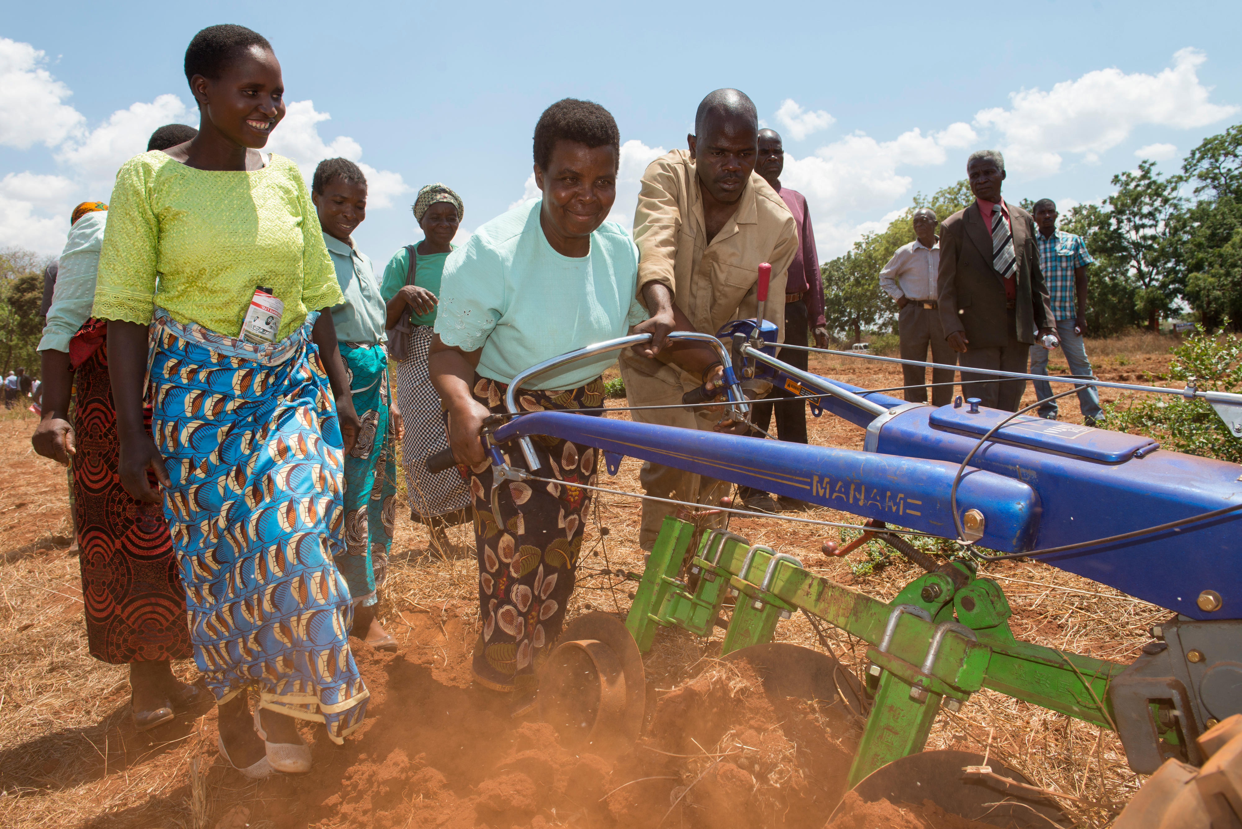 Eine Bäuerin beim Handtraktor-Training: An der landwirtschaftlichen und naturwissenschaftlichen Universität von Malawi können sich Bäuerinnen und Bauern Zugmaschinen zu günstigen Preisen tageweise ausleihen.