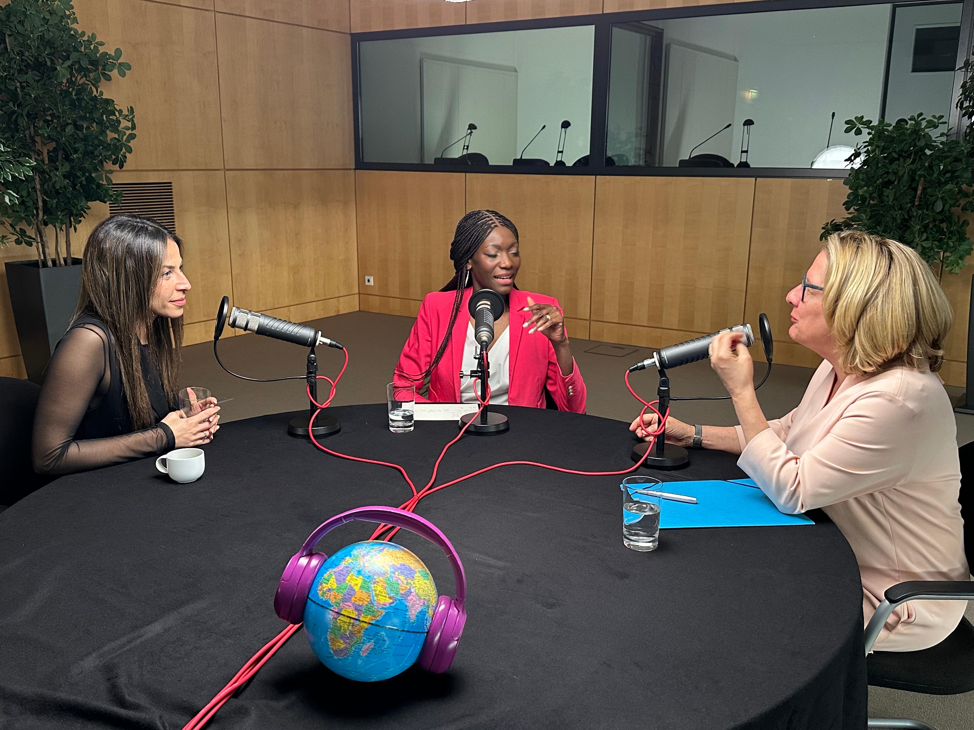  Entwicklungsministerin Svenja Schulze (rechts), Comedienne Negah Amiri (links) und Moderatorin Liz Shoo bei der Aufzeichnung der 17. Folge des BMZ-Podcasts Entwicklungssache zum Thema "Starke Frauen weltweit hörbar machen!"