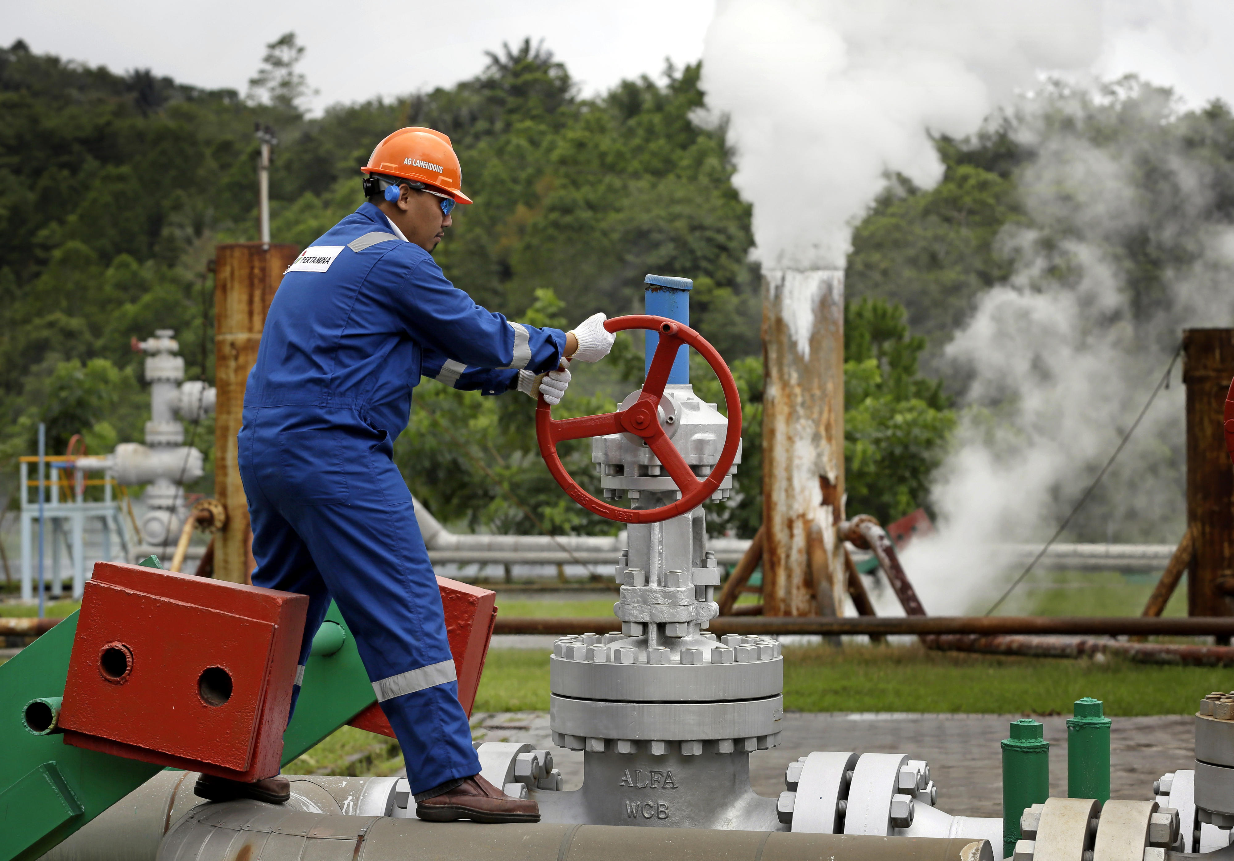 Ein Arbeiter am Geothermiestandort Lahendong auf der Insel Sulawesi, Indonesien. Der hier produzierte heiße Wasserdampf wird in einem nahegelegenen Kraftwerk zur Stromerzeugung genutzt.