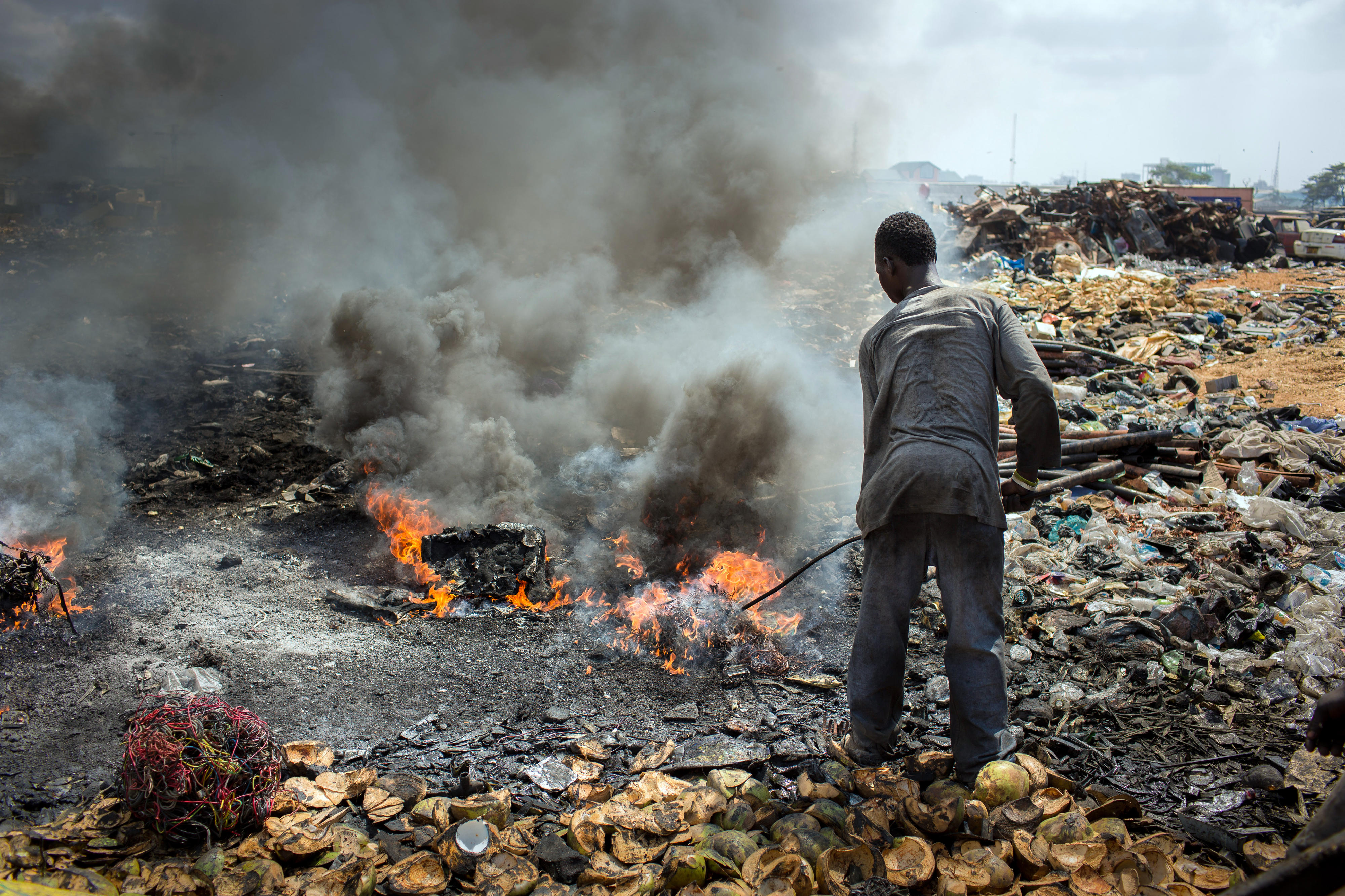 Auf einer Mülldeponie in Ghanas Hauptstadt Accra werden alte Elektrogeräte verbrannt, um verwertbares Metall zu gewinnen.