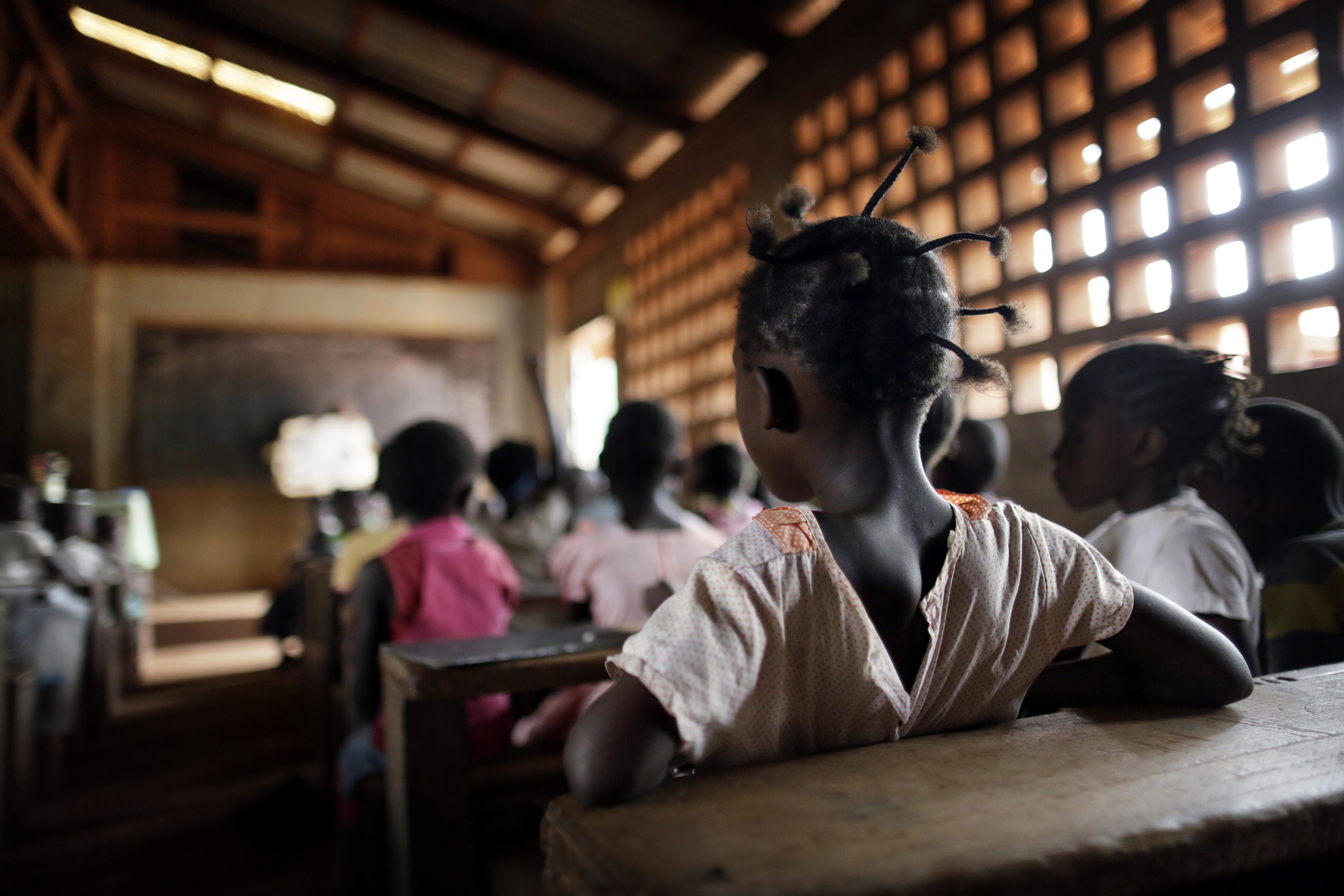 Mädchen in einer Schulklasse in Bangui, Zentralafrikanische Republik. Es sind nur die Hinterköpfe der Mädchen abgebildet, man sieht keine Gesichter.