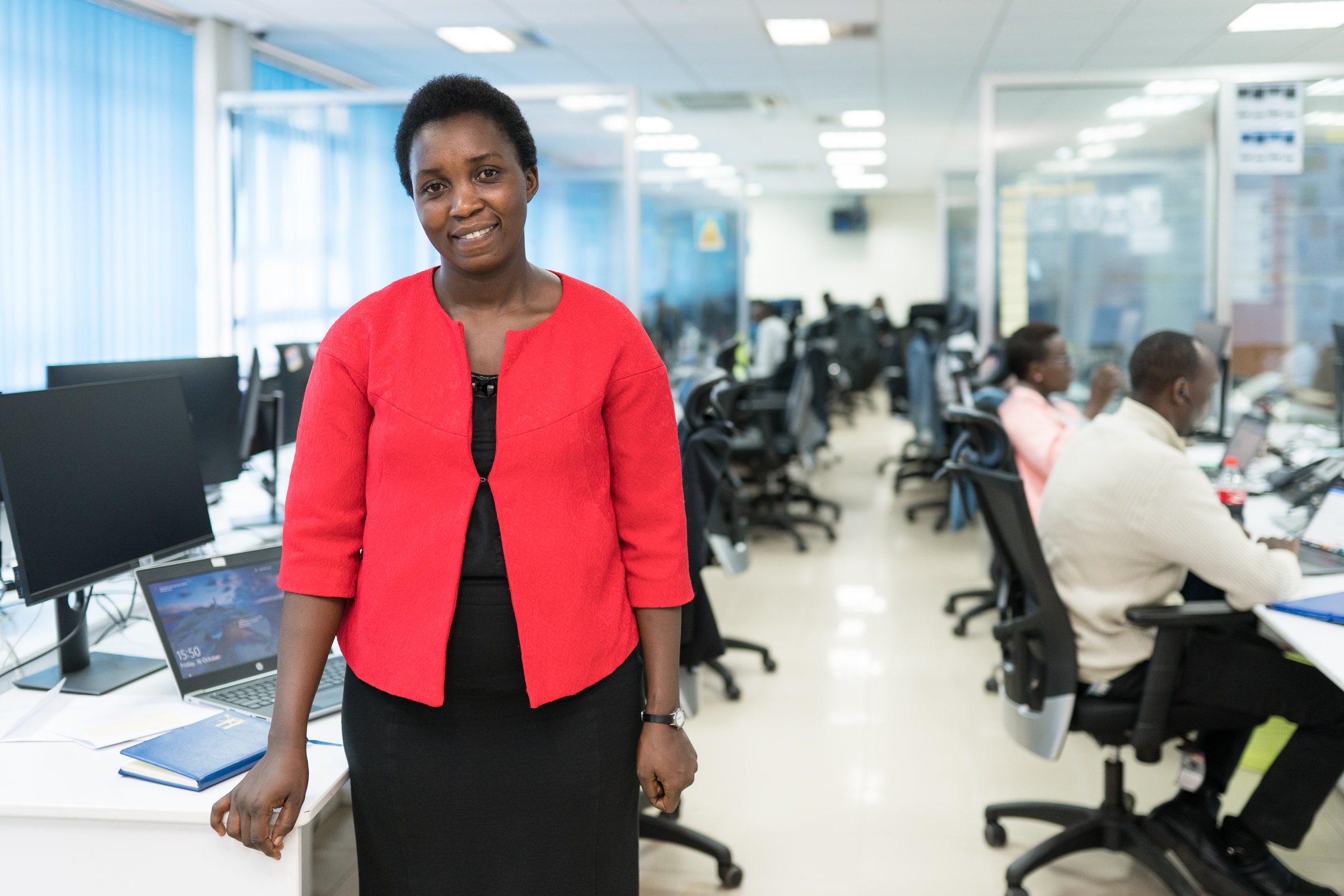 Informatikerin Clothilde Uwineza aus Ruanda an ihrem Arbeitsplatz