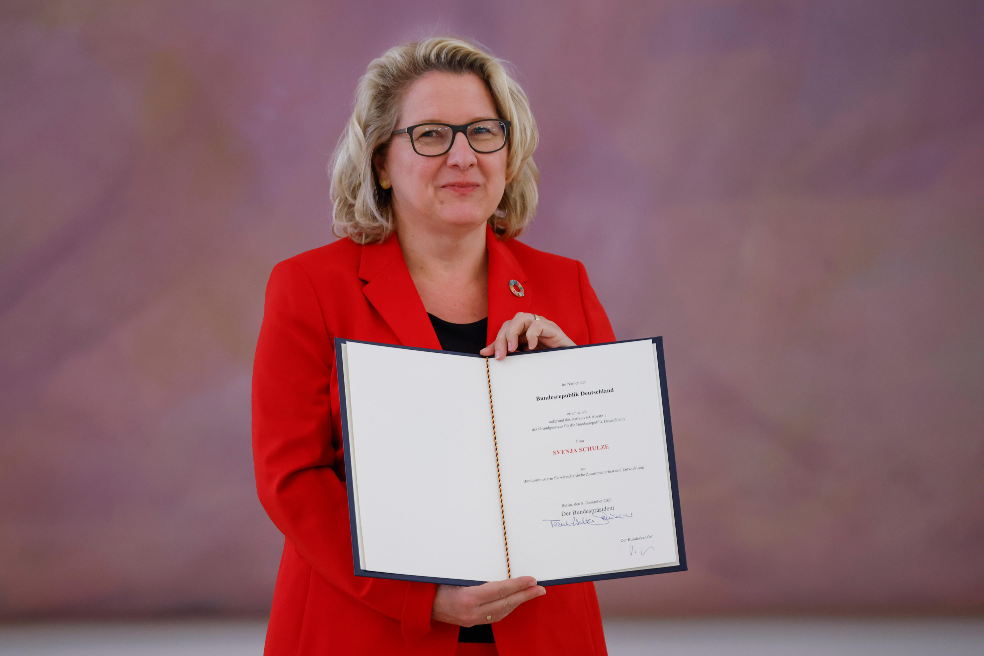 Bundesentwicklungsministerin Svenja Schulze mit ihrer Ernennungsurkunde