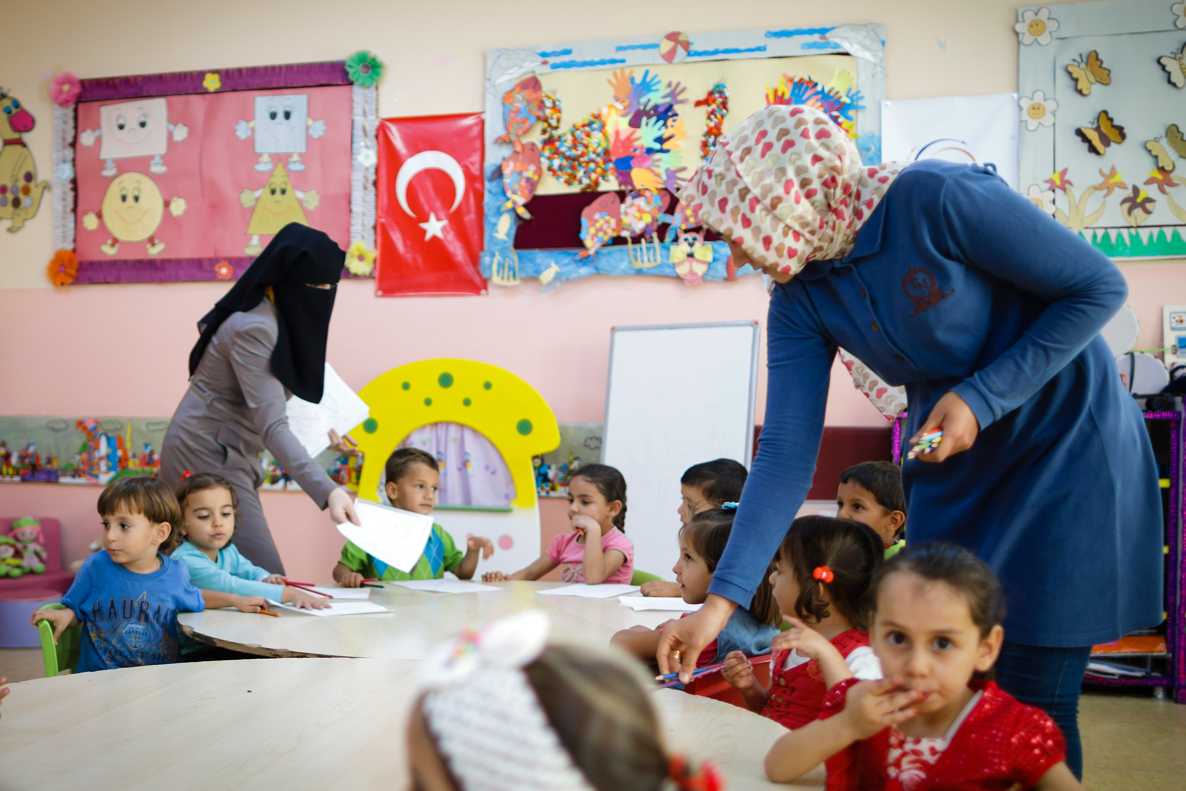 Zwei Lehrerinnen unterrichten syrische Kinder in einer Vorschule in einem Lager für Geflüchtete in der Türkei