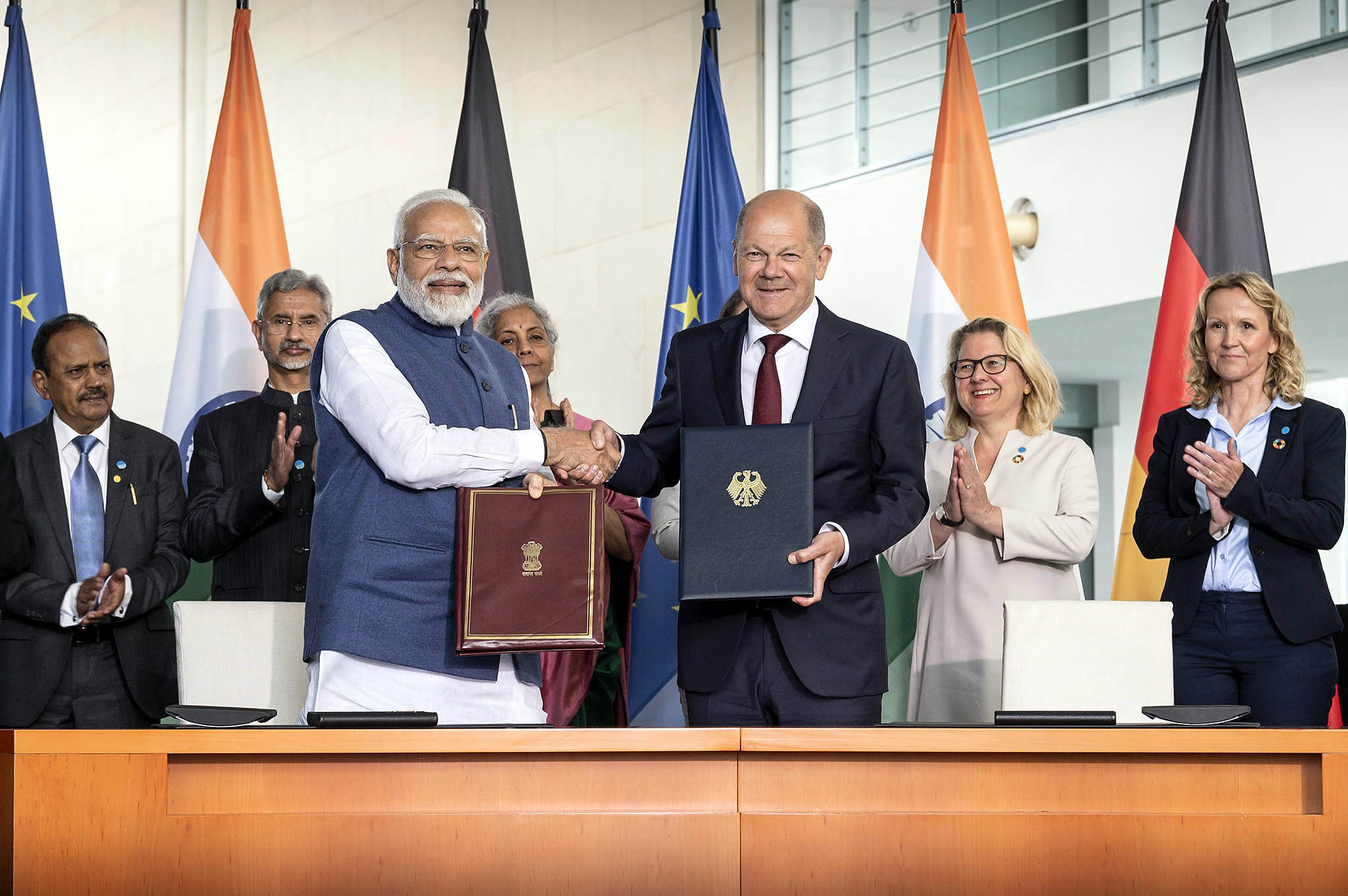 Indiens Premierminister Narendra Modi und der damalige Bundeskanzler Olaf Scholz am 2. Mai 2022 nach der Unterzeichnung der gemeinsamen Absichtserklärung zwischen der Bundesrepublik Deutschland und der Republik Indien über die Partnerschaft für grüne und nachhaltige Entwicklung