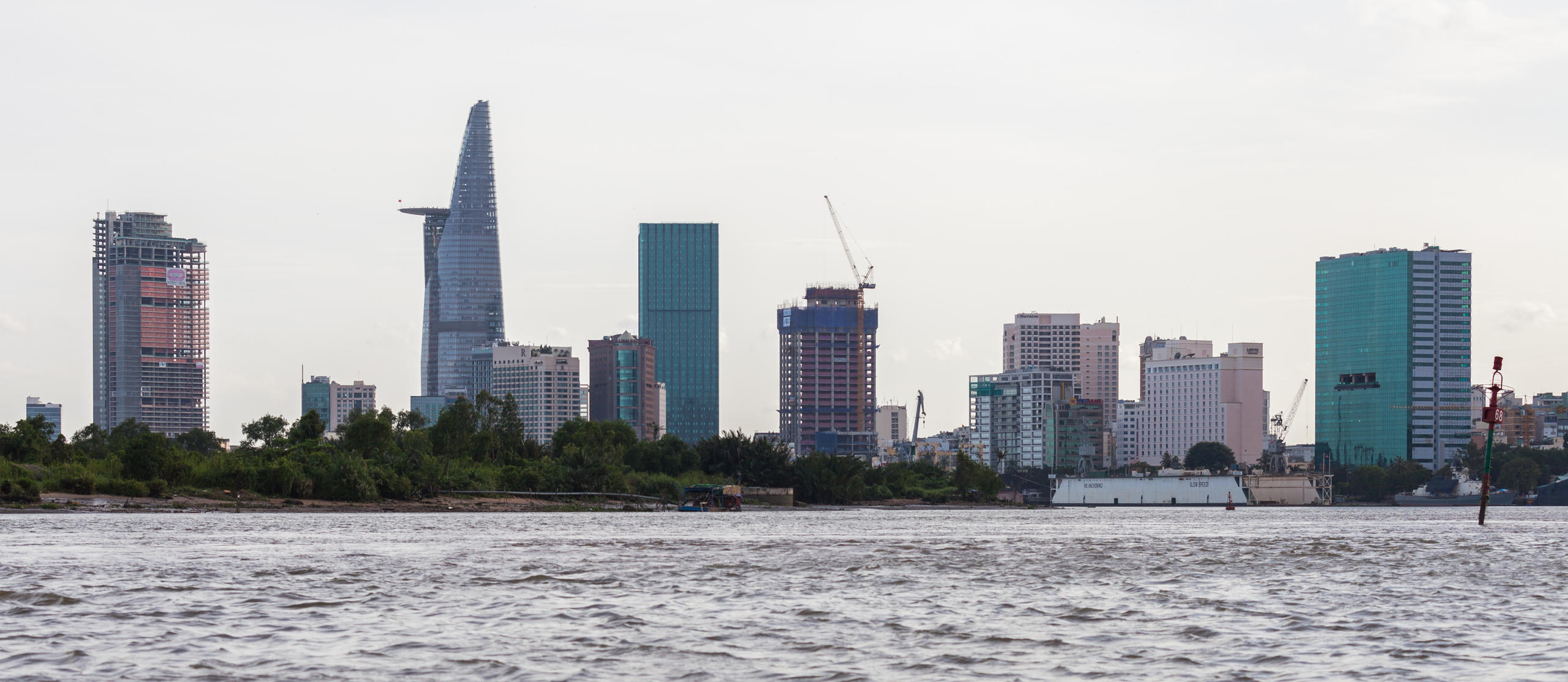 Blick vom Fluss Saigon auf das Stadtzentrum von Ho-Chi-Minh-Stadt