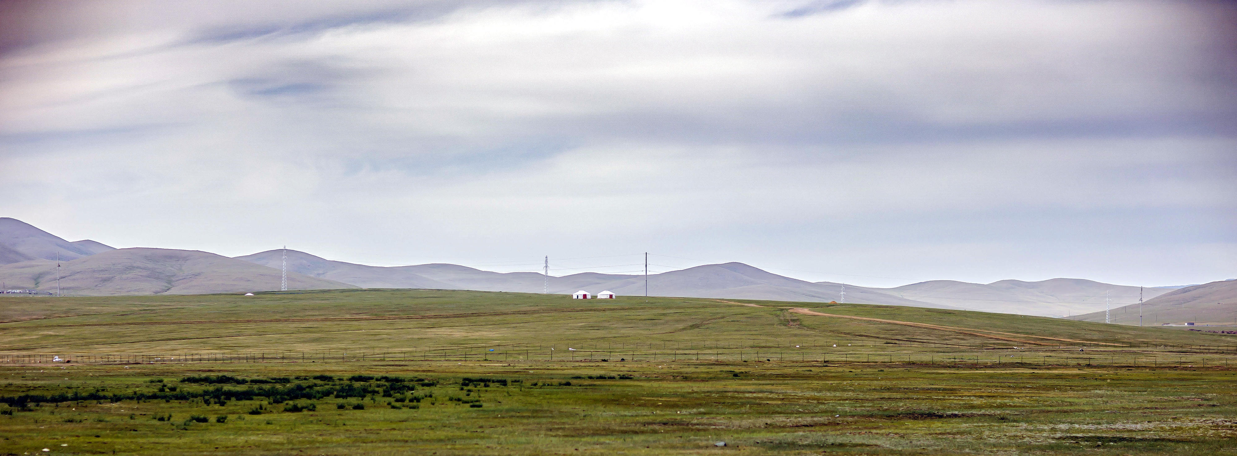 Zwei Jurten stehen in der Steppe bei Nalaikh, Mongolei