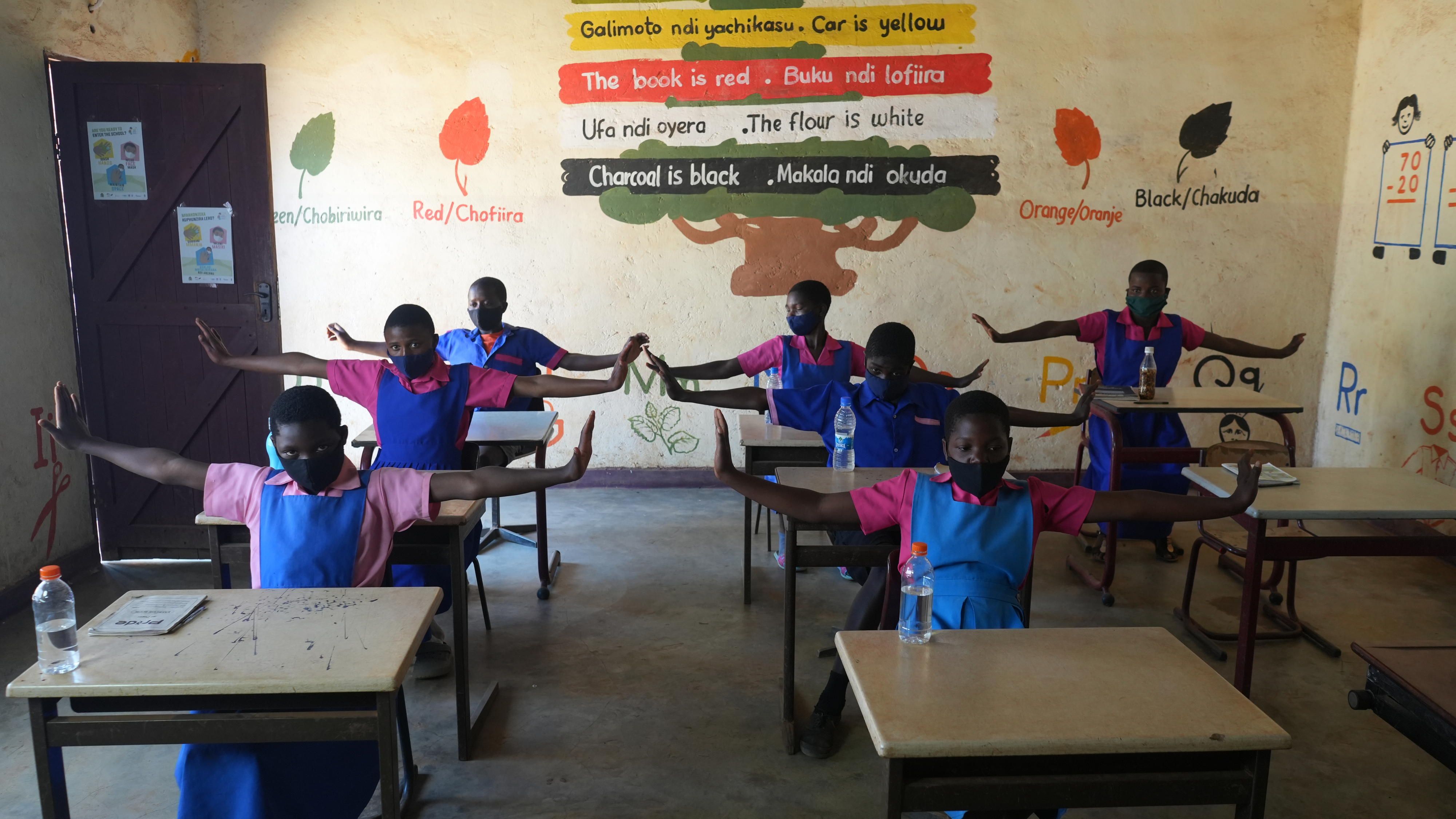 In a school in Malawi, children learn how to prevent a COVID-19 infection.