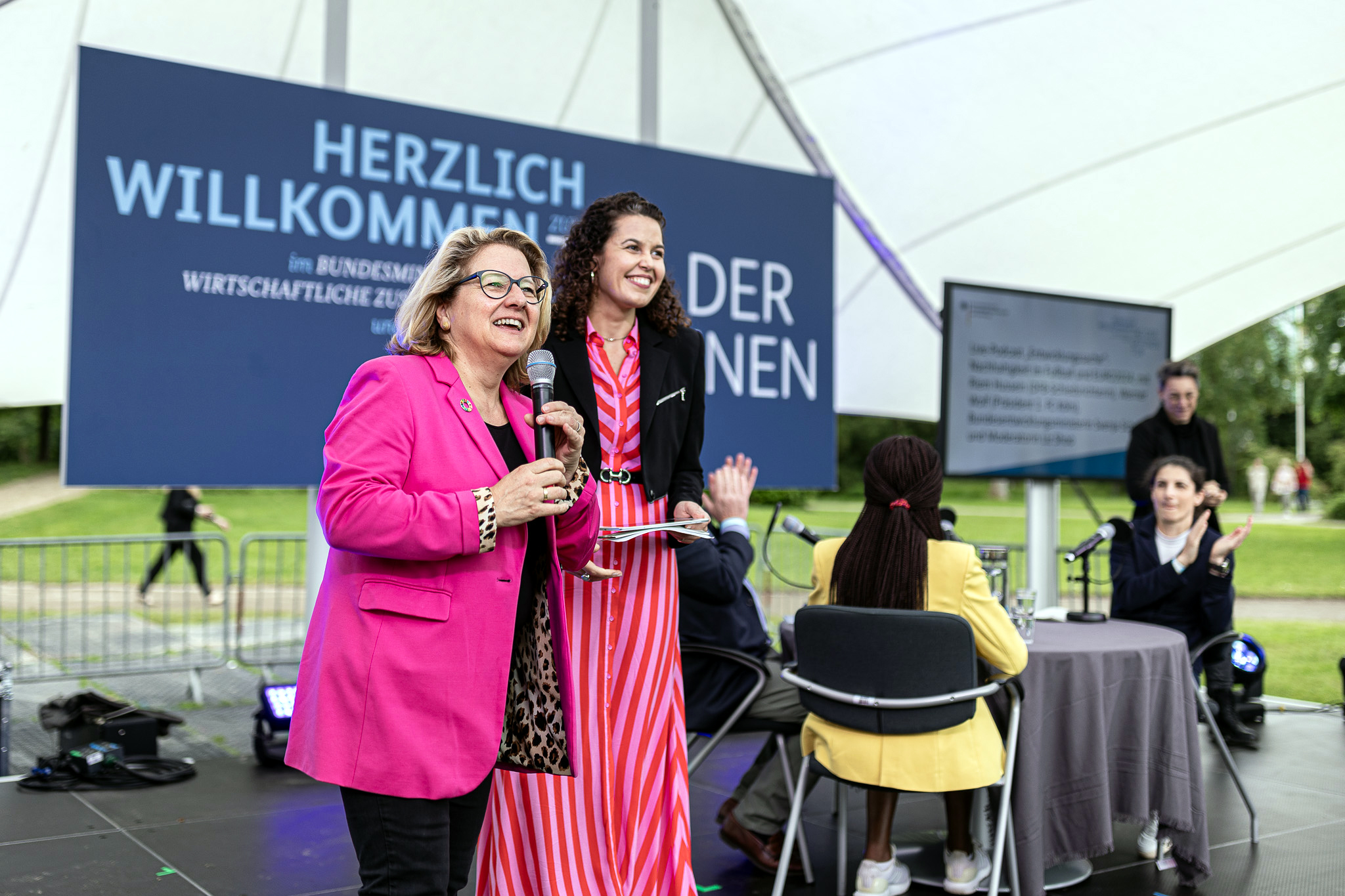 Bundesentwicklungsministerin Svenja Schulze und die Moderatorin Katie Gallus auf der Bühne beim Fest der Demokratie und Tag der offenen Tür am 25. Mai 2024 im Entwicklungsministerium in Bonn