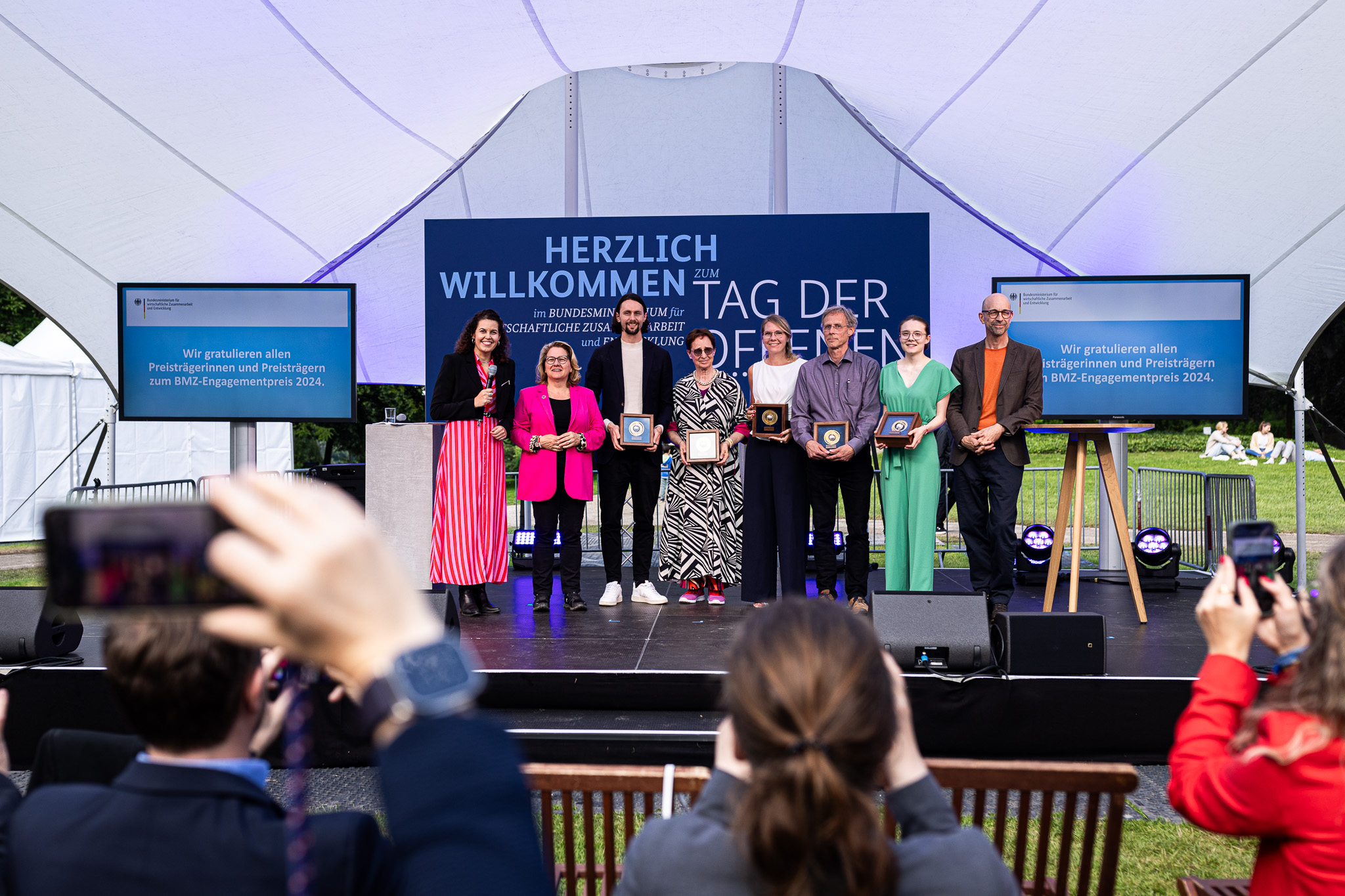 Gruppenbild mit den Preisträgerinnen und Preisträgern bei der Verleihung des BMZ-Engagementpreises durch Bundesentwicklungsministerin Svenja Schulze am 25. Mai 2024 in Bonn
