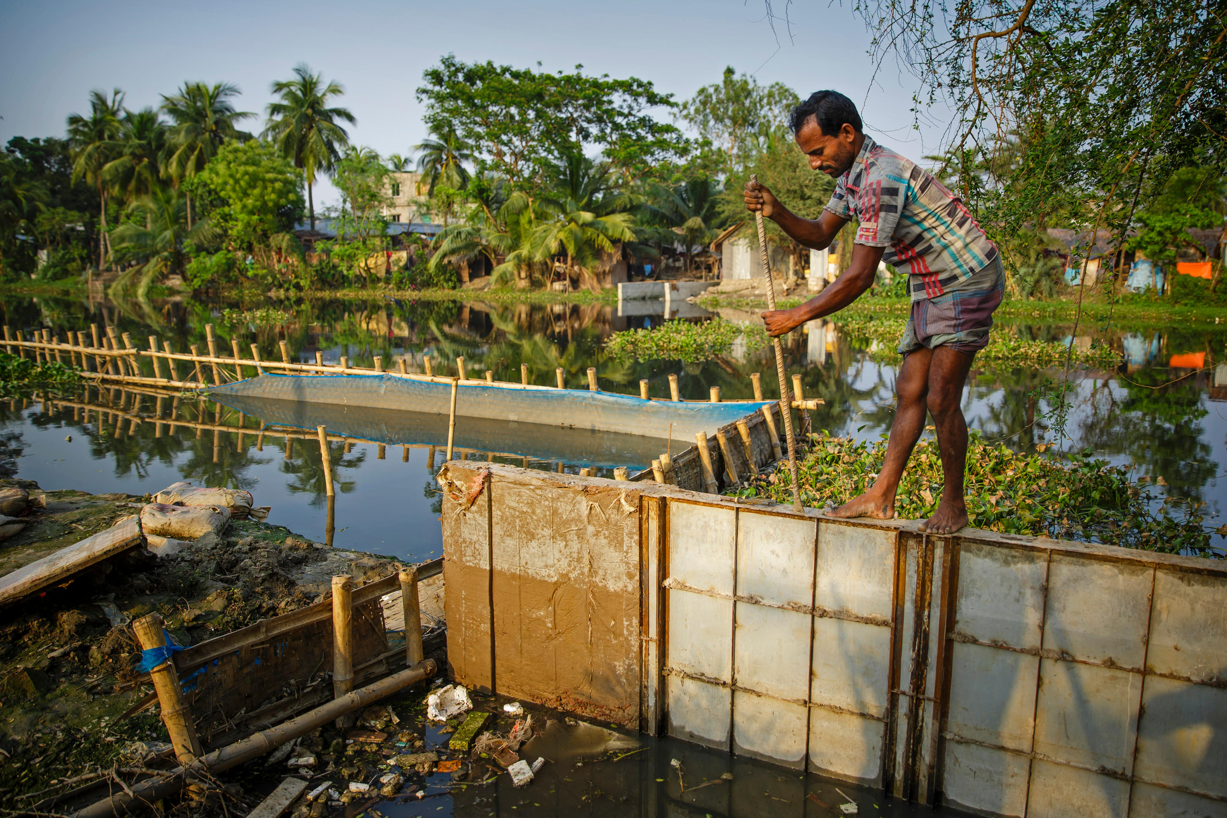 Construction of a bank stabilisation on the banks of the Mayur River in the city of Khulna in south-western Bangladesh