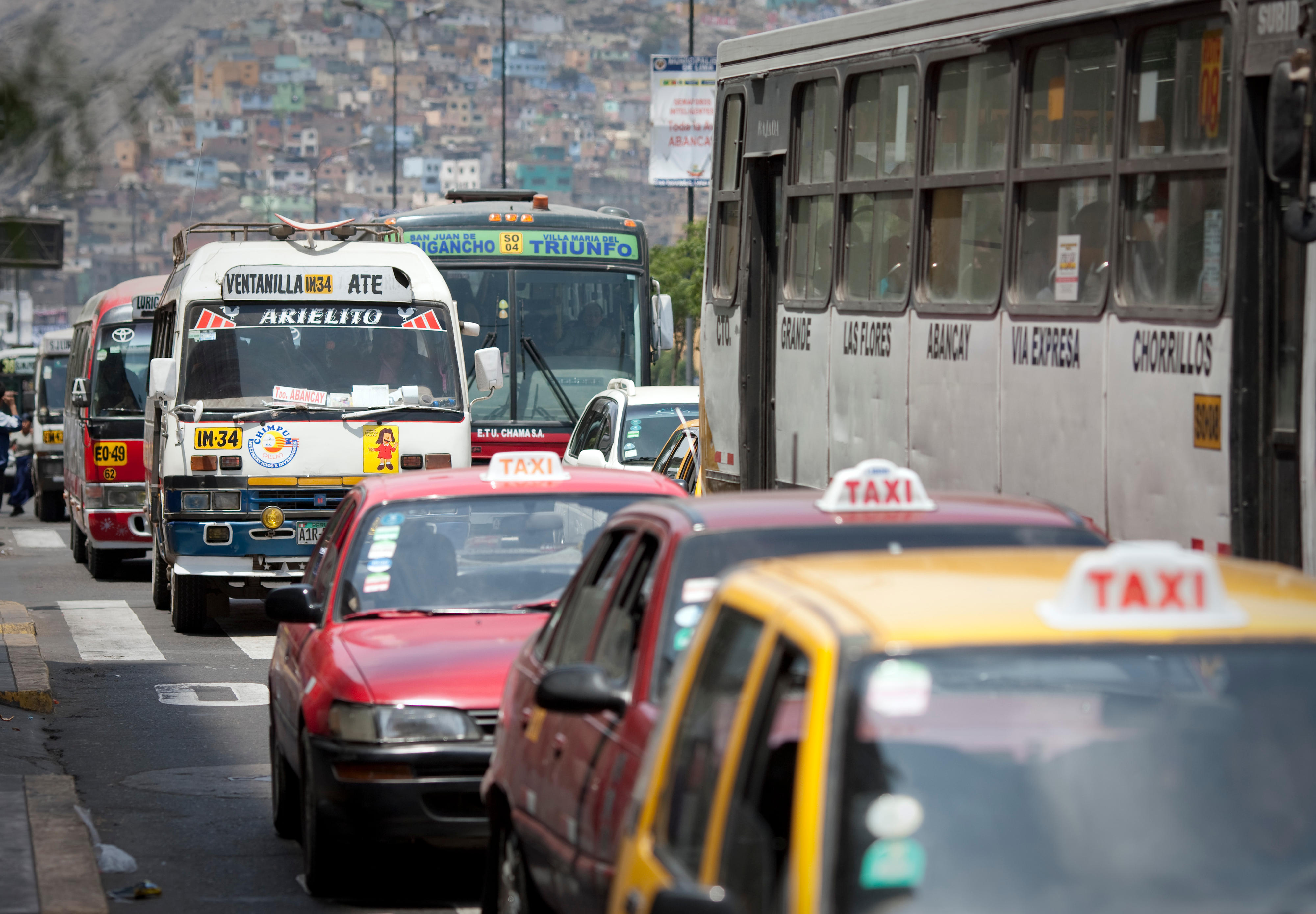 Straßenverkehr in Lima, Peru