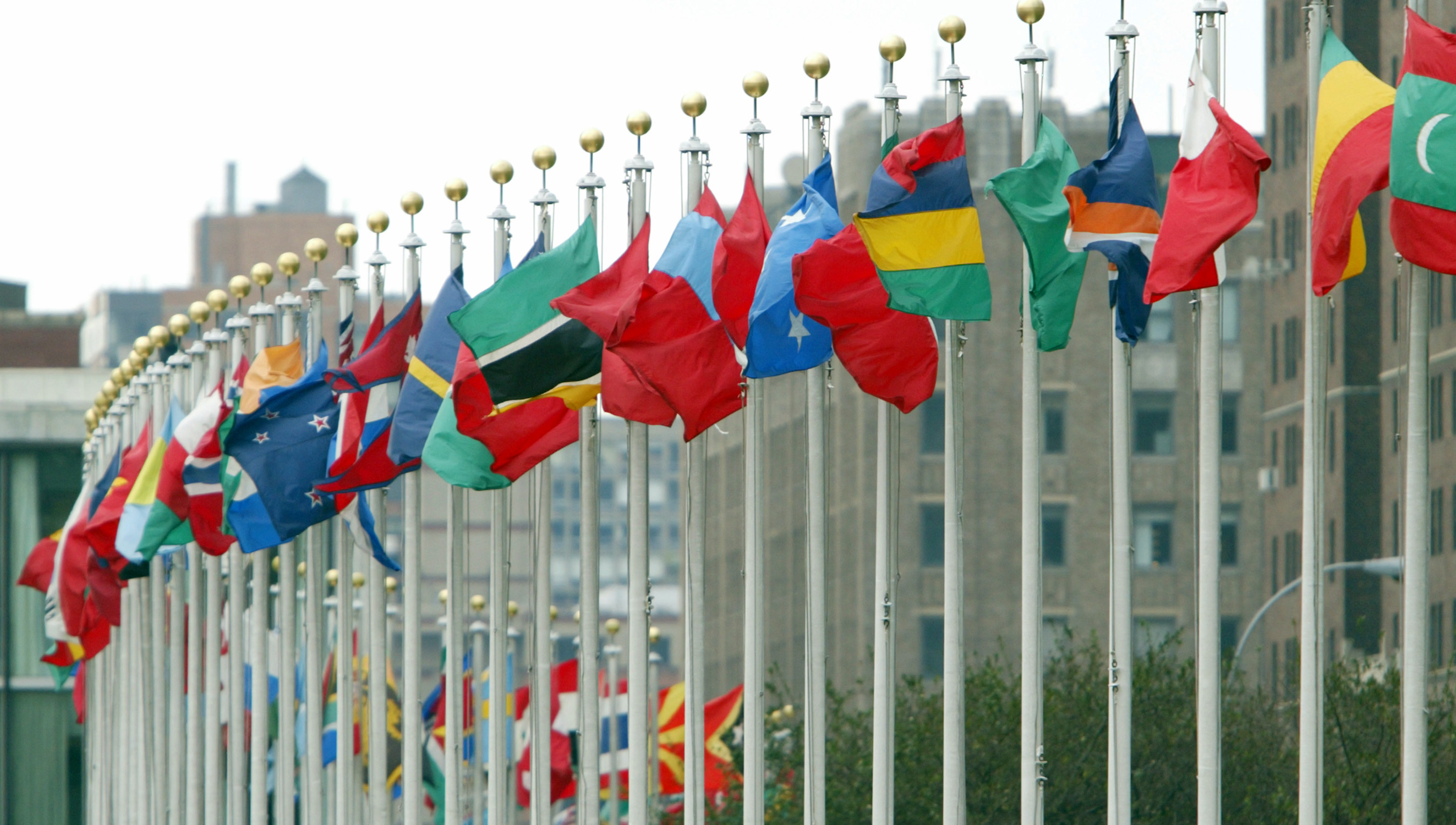 Flaggen vor dem Sitz der Vereinten Nationen in New York