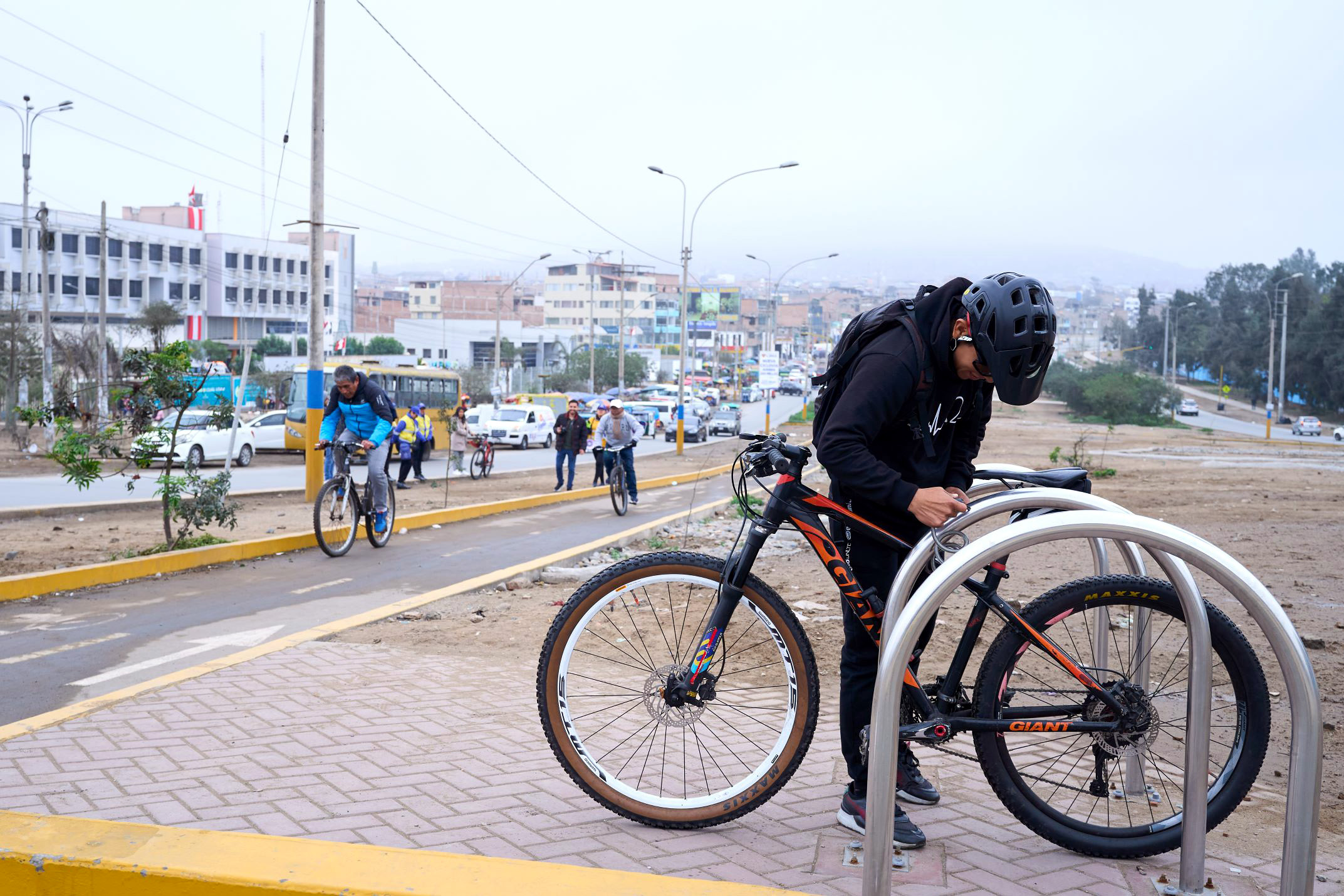 Radweg in Lima und Abstellmöglichkeit für Fahrräder beim Umstiegt auf die Metro 