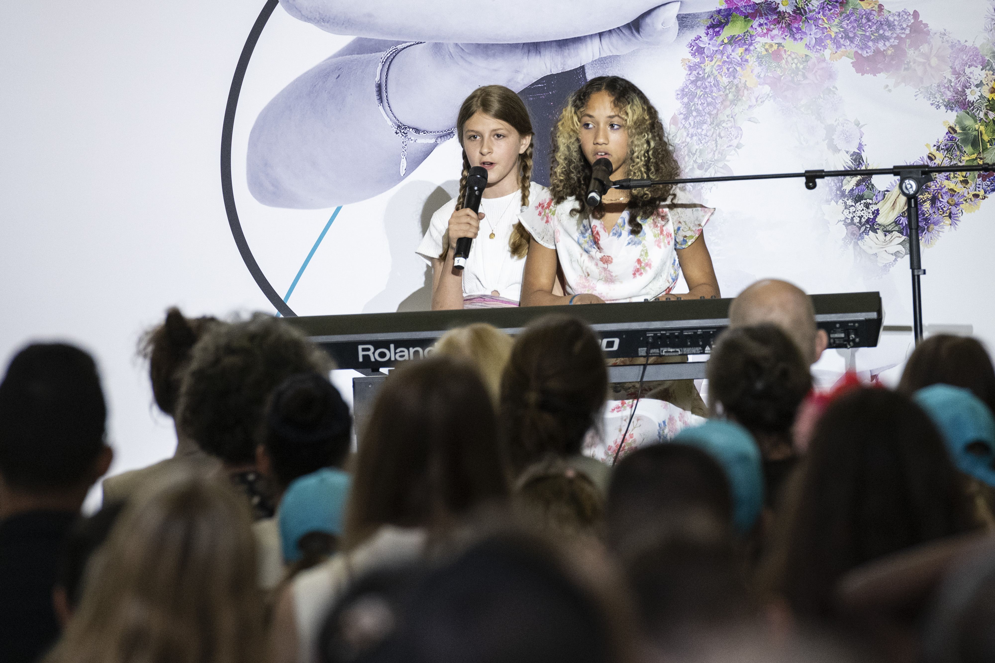 Shayla Jolie und Filo sangen die diesjährige Hymne des Schulwettbewerbs "Kinder der Welt". Die beiden 11-jährigen Berlinerinnen hatten den Song Contest "Dein Song für EINE WELT!" 2023 gewonnen.