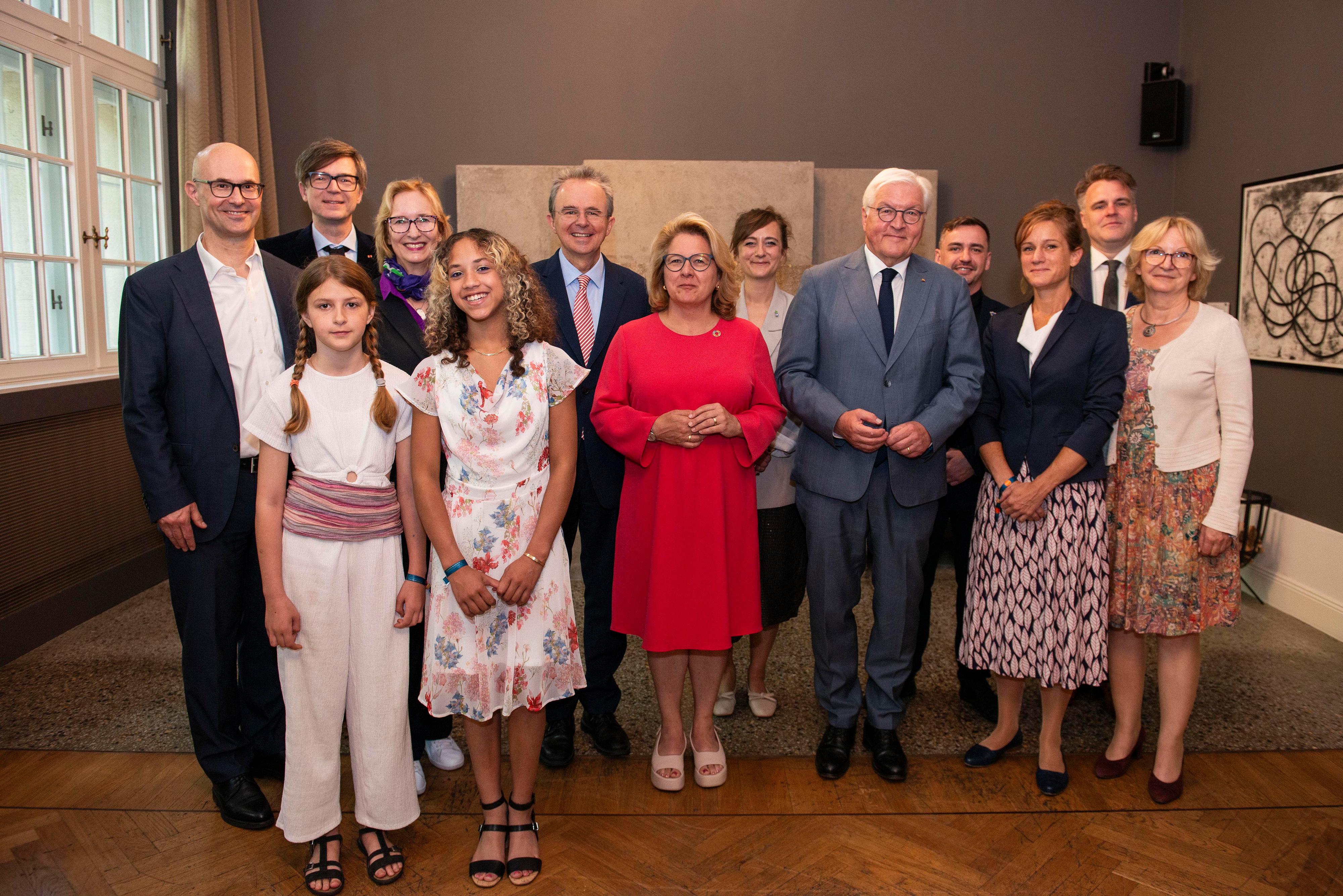 Gruppenfoto von der Preisverleihung untere anderem mit Bundespräsident Steinmeier und Entwicklungsministerin Svenja Schulze