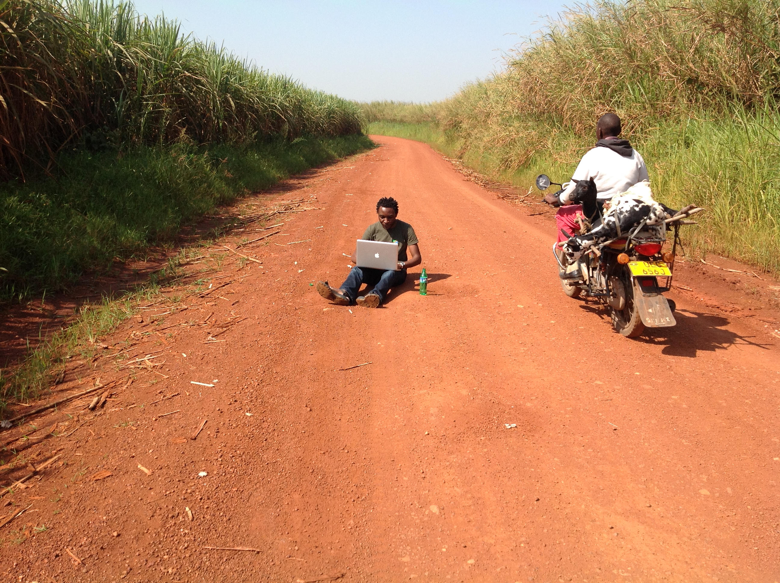 Jude Mukundane, a participant in DW Akademie's digital projects in Uganda, started an experiment: how long can you work on your computer in the middle of this lonely road in the Masindi district before the traffic drives you away? After 30 minutes, Mukundane gave up.