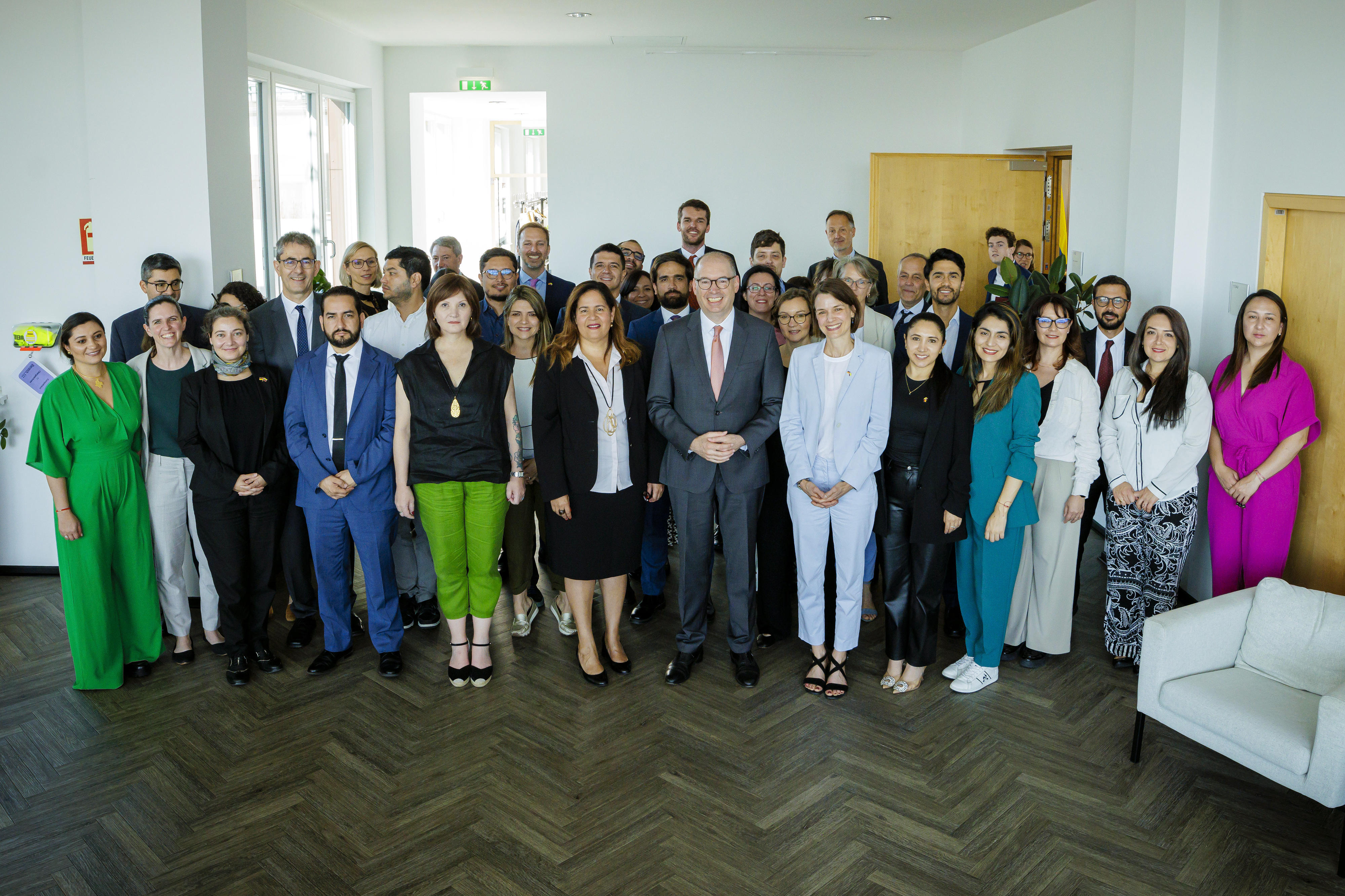 Gruppenbild der Delegationen bei den deutsch-kolumbianischen Regierungsverhandlungen im Juni 2024 in Berlin