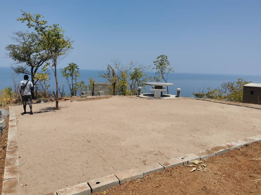 A BMZ cash-for-work programme with the aim of improving the tourism infrastructure in Malawi's most important tourist destinations has resulted, among other things, in a new hiking trail along the northern shore of Lake Malawi with four campsites.