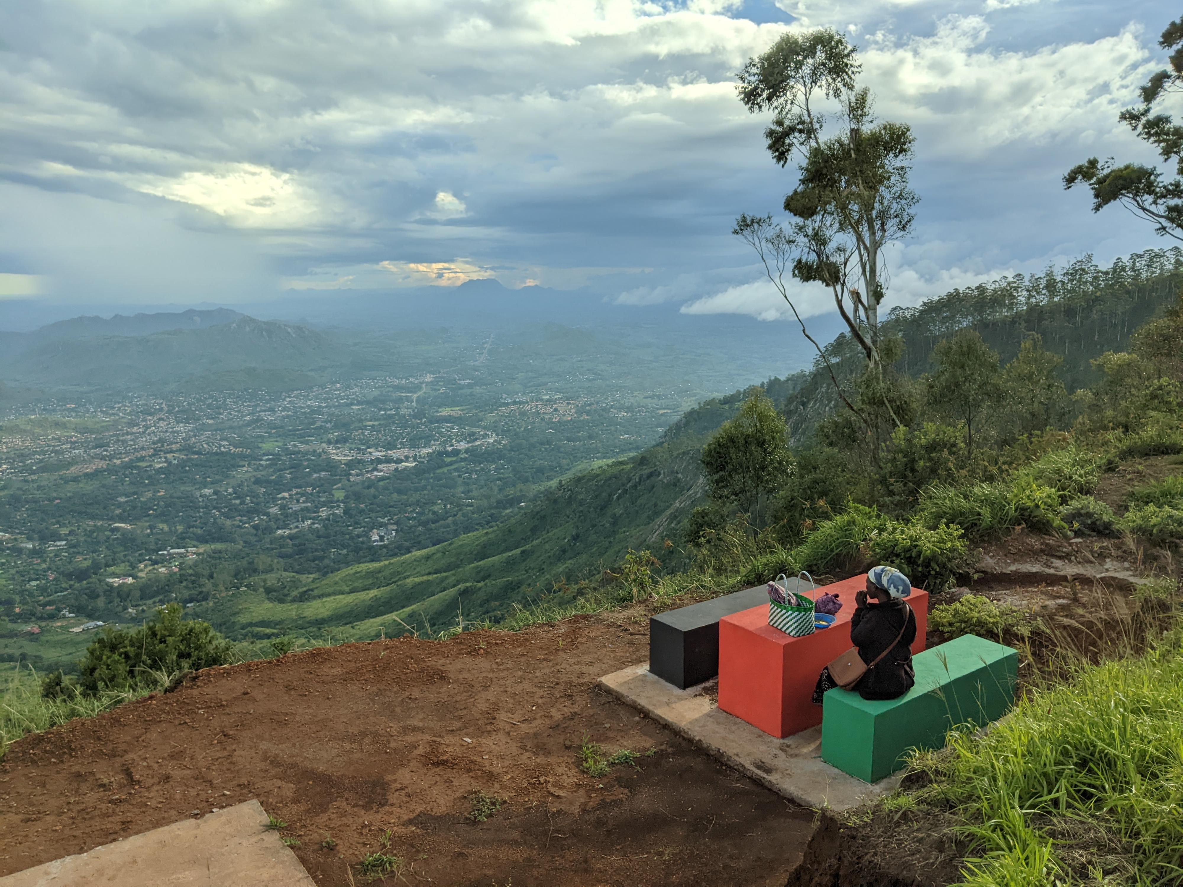 A BMZ cash-for-work programme aimed at improving the tourism infrastructure in Malawi's most important tourist destinations has resulted in the creation of a new leisure infrastructure on the Zomba Plateau, among other things.