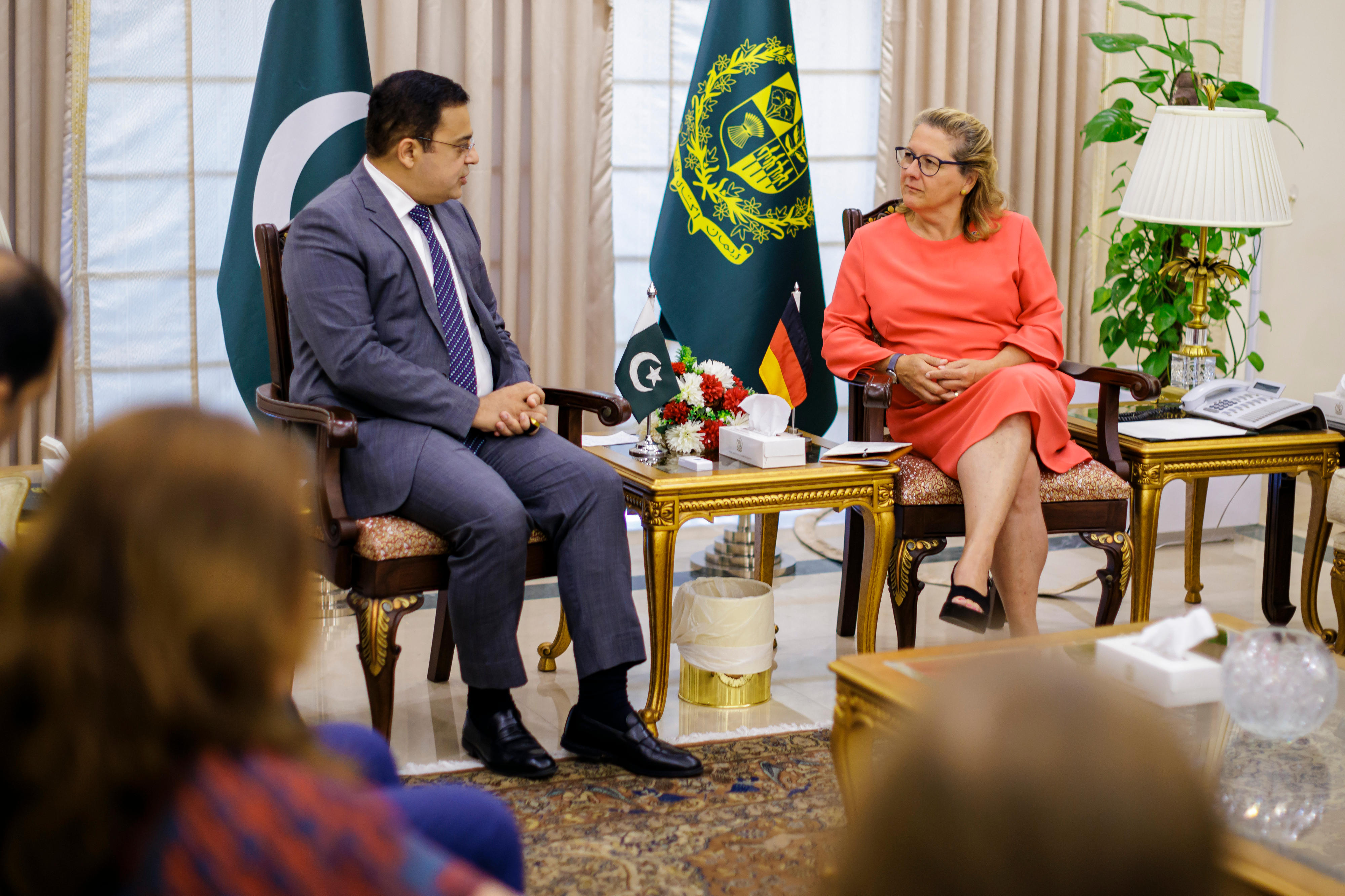 Entwicklungsministerin Svenja Schulze im Gespräch mit dem pakistanischen Minister für wirtschaftliche Angelegenheiten, Ahad Khan Cheema, in Islamabad, Pakistan