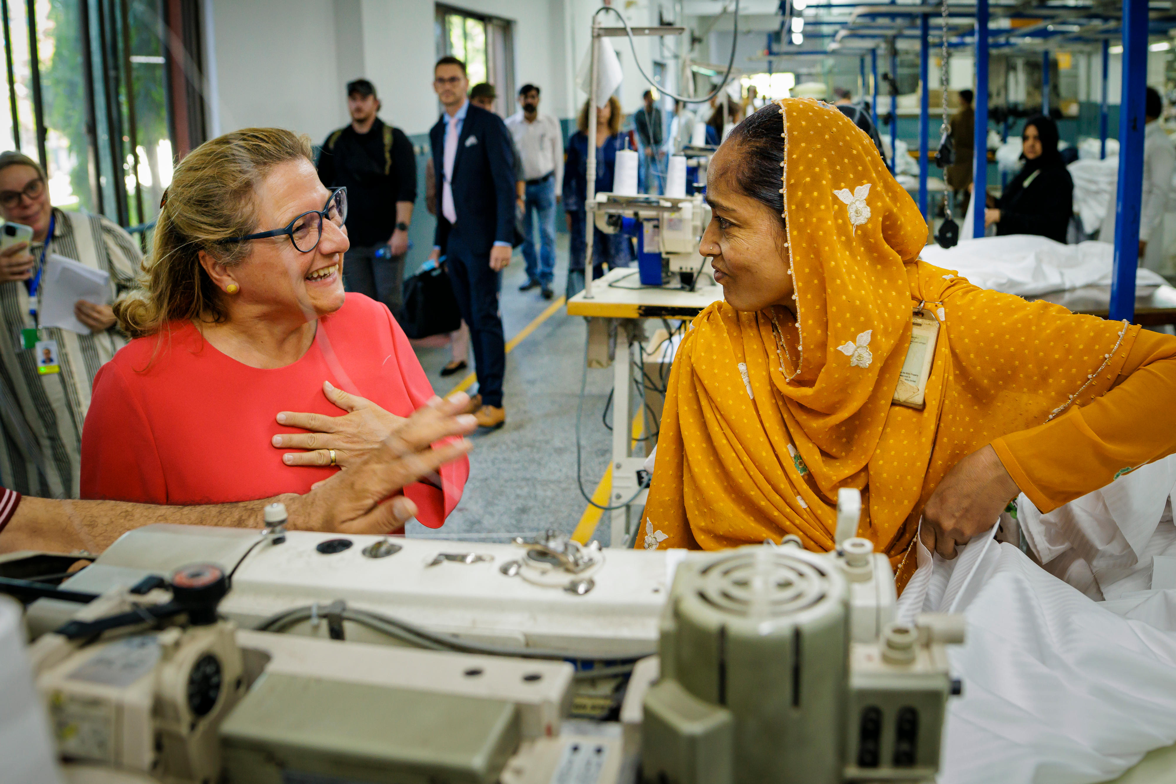 Ministerin Svenja Schulze beim Besuch der Firma Kohinoor Textile Mills Limited, einem großen Heimtextilhersteller in Pakistan, der für auch für deutsche Marken produziert. Der Betrieb hat mit deutscher Unterstützung Fortschritte beim Nachhaltigkeitsmanagement sowie bei der Förderung von weiblichen Beschäftigten erzielt. 