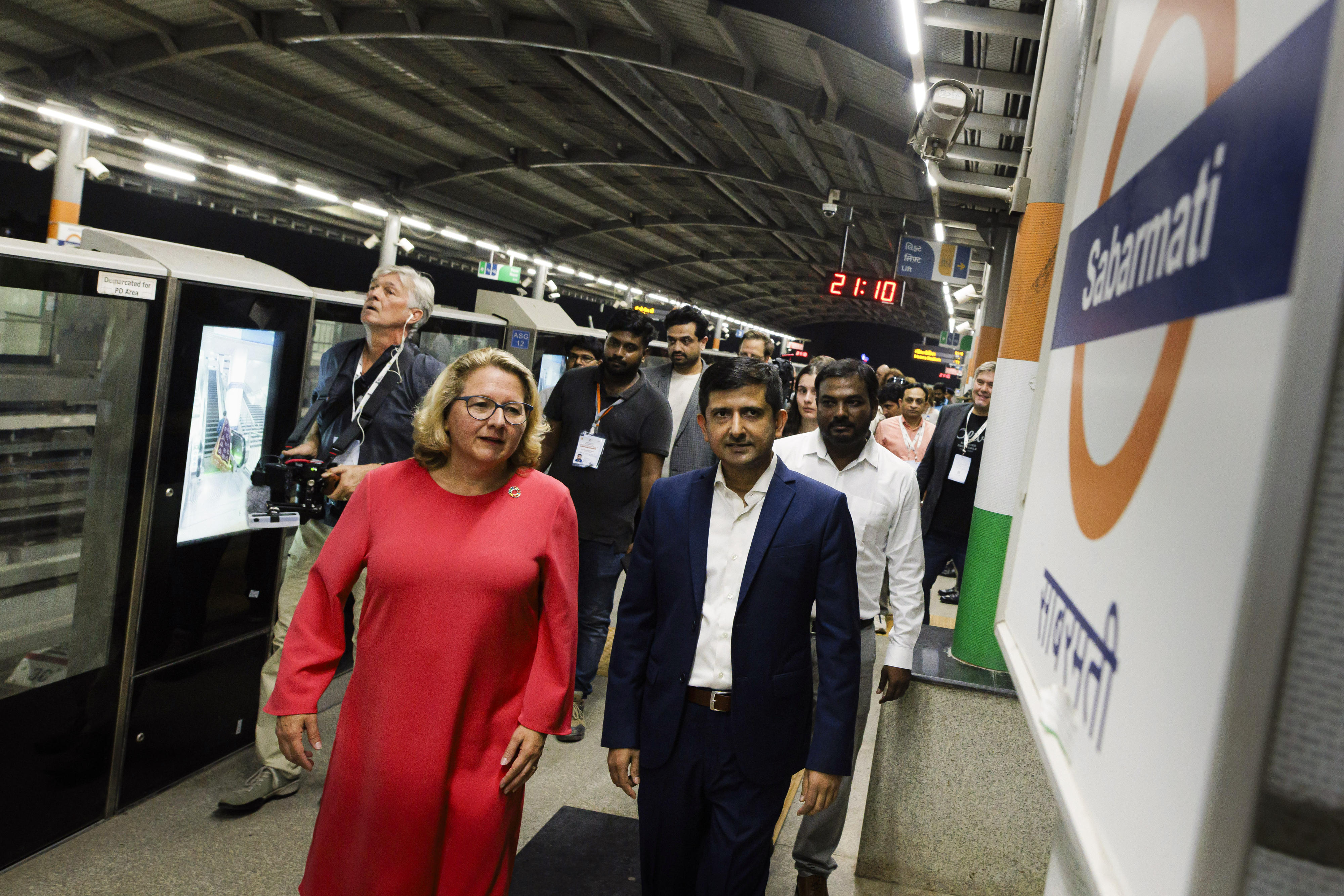 Bundesentwicklungsministerin Svenja Schulze beim Besuch einer Metrostation in der westindischen Metropole Ahmedabad