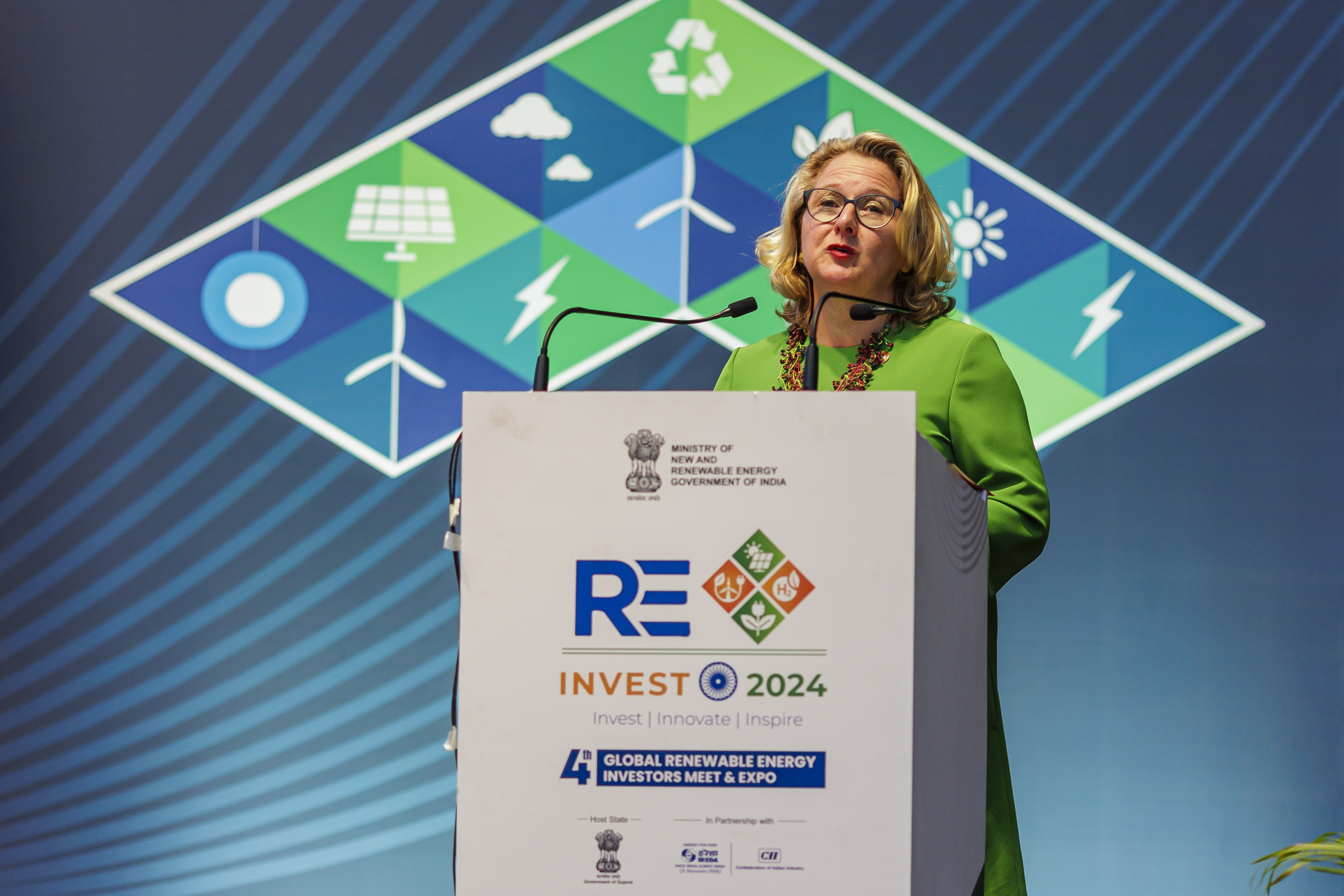 Bundesentwicklungsministerin Svenja Schulze während ihrer Rede auf der Erneuerbare-Energien-Investitionskonferenz RE-INVEST in Indien