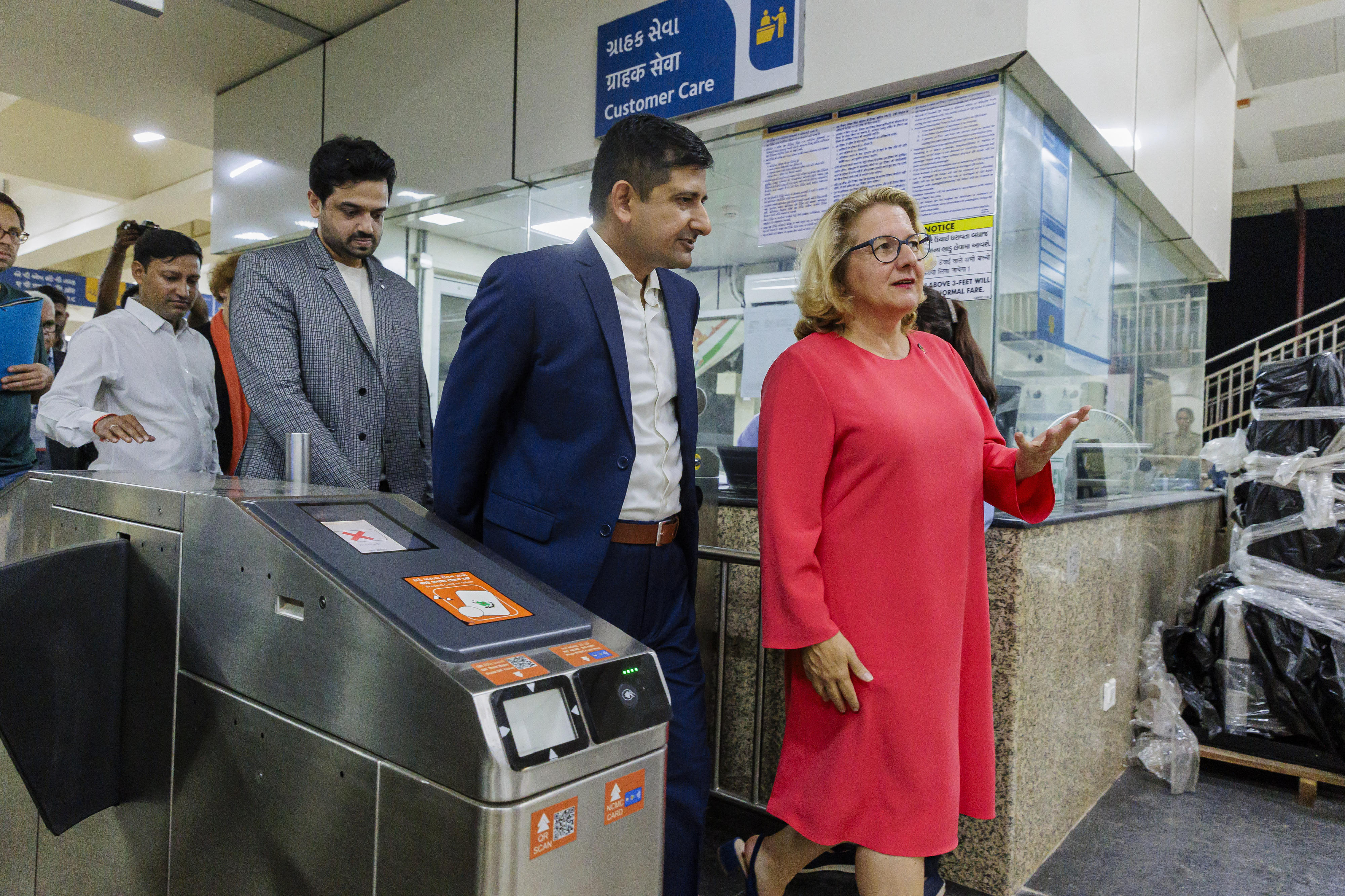 Bundesentwicklungsministerin Svenja Schulze beim Besuch einer Metrostation in der westindischen Metropole Ahmedabad