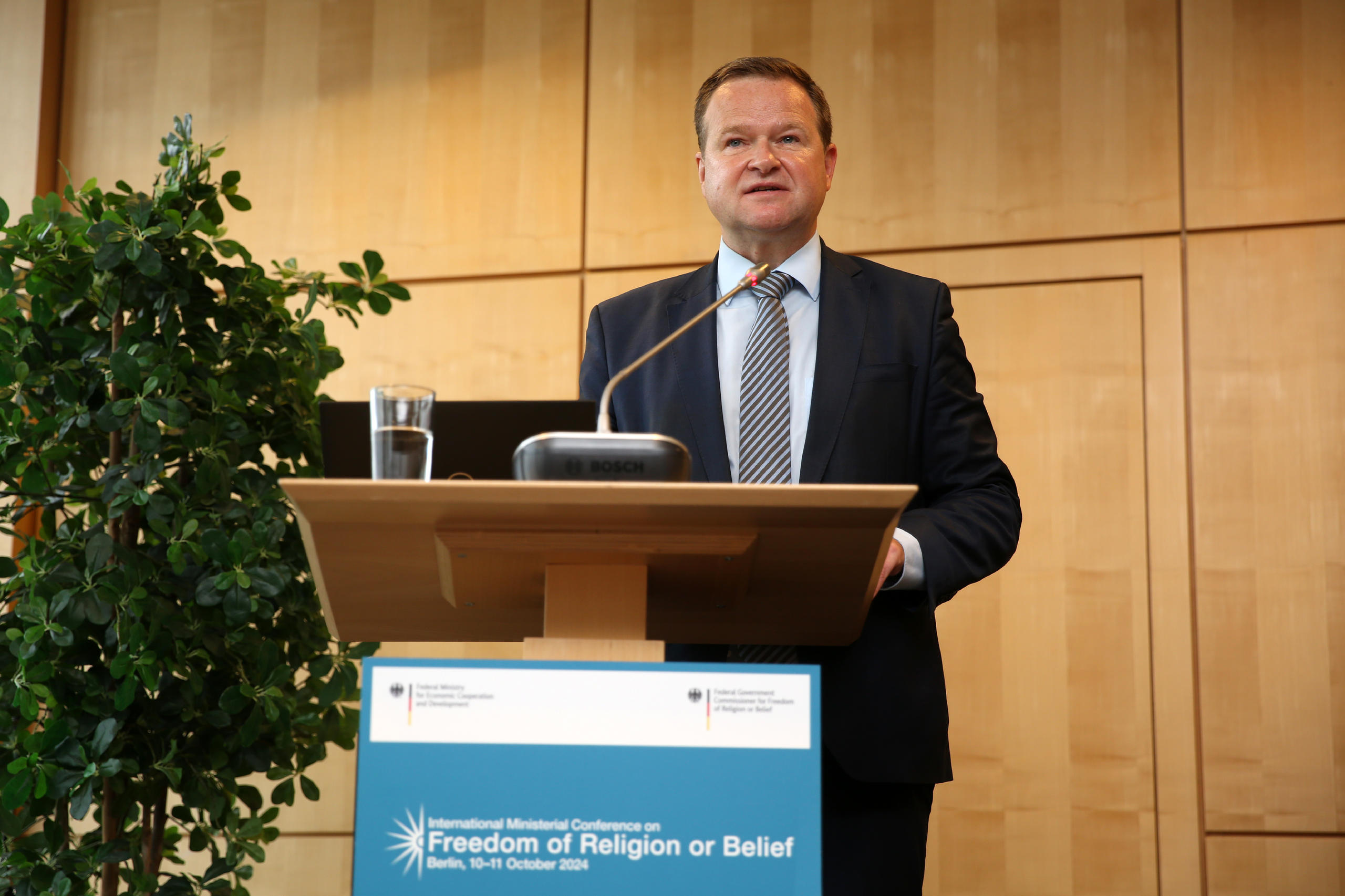 Der Beauftragte der Bundesregierung für Religions- und Weltanschauungsfreiheit, Frank Schwabe, während seiner Rede zur Eröffnung der International Ministerial Conference on Freedom of Religion or Belief 