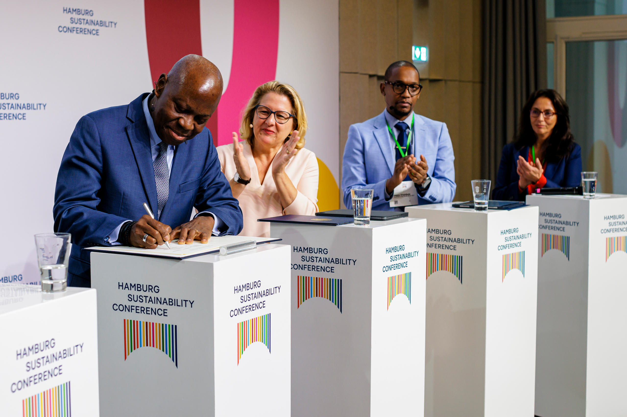 Development Minister Svenja Schulze signing a declaration at the Hamburg Sustainability Conference