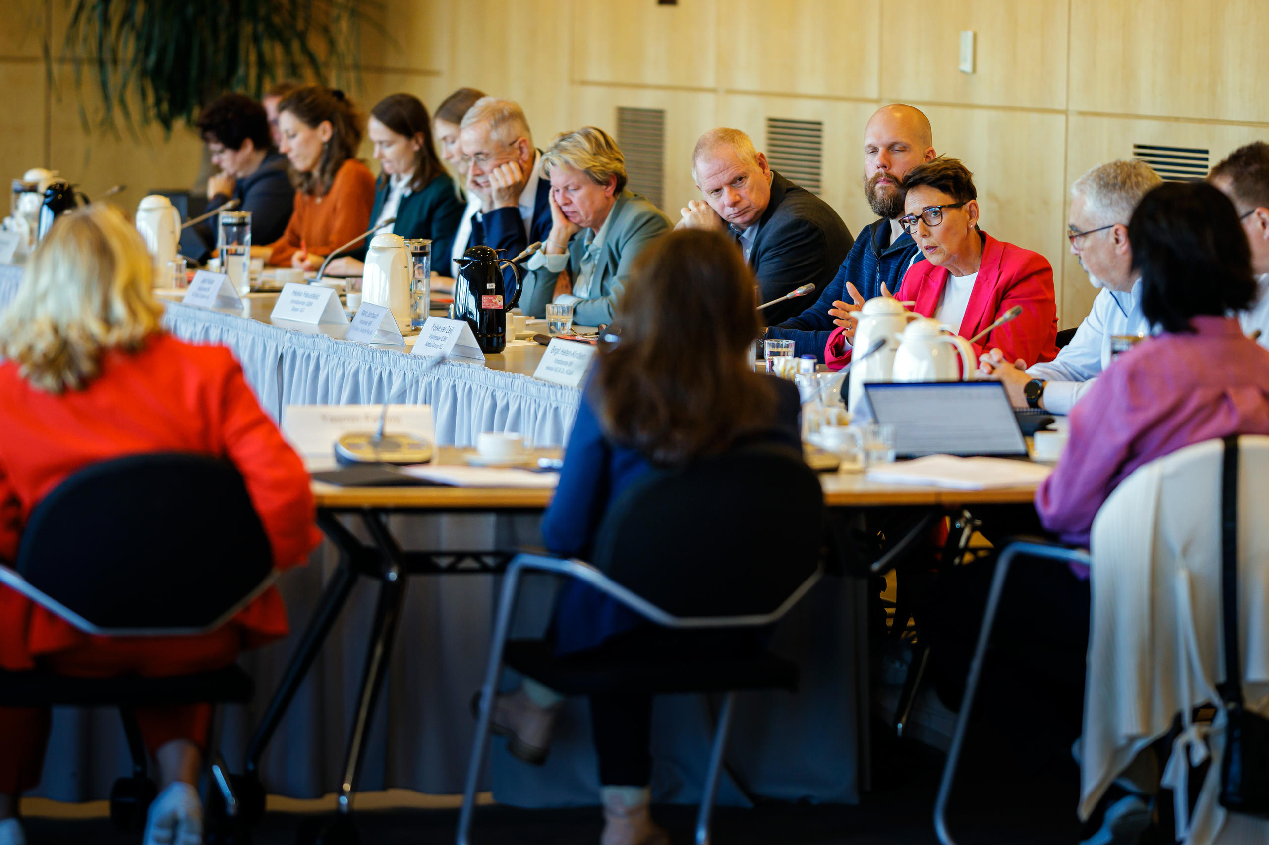 Konzernbetriebsräte bei einem Treffen im Bundesentwicklungsministerium in Berlin zur Weiterentwicklung des deutschen Lieferkettengesetzes 