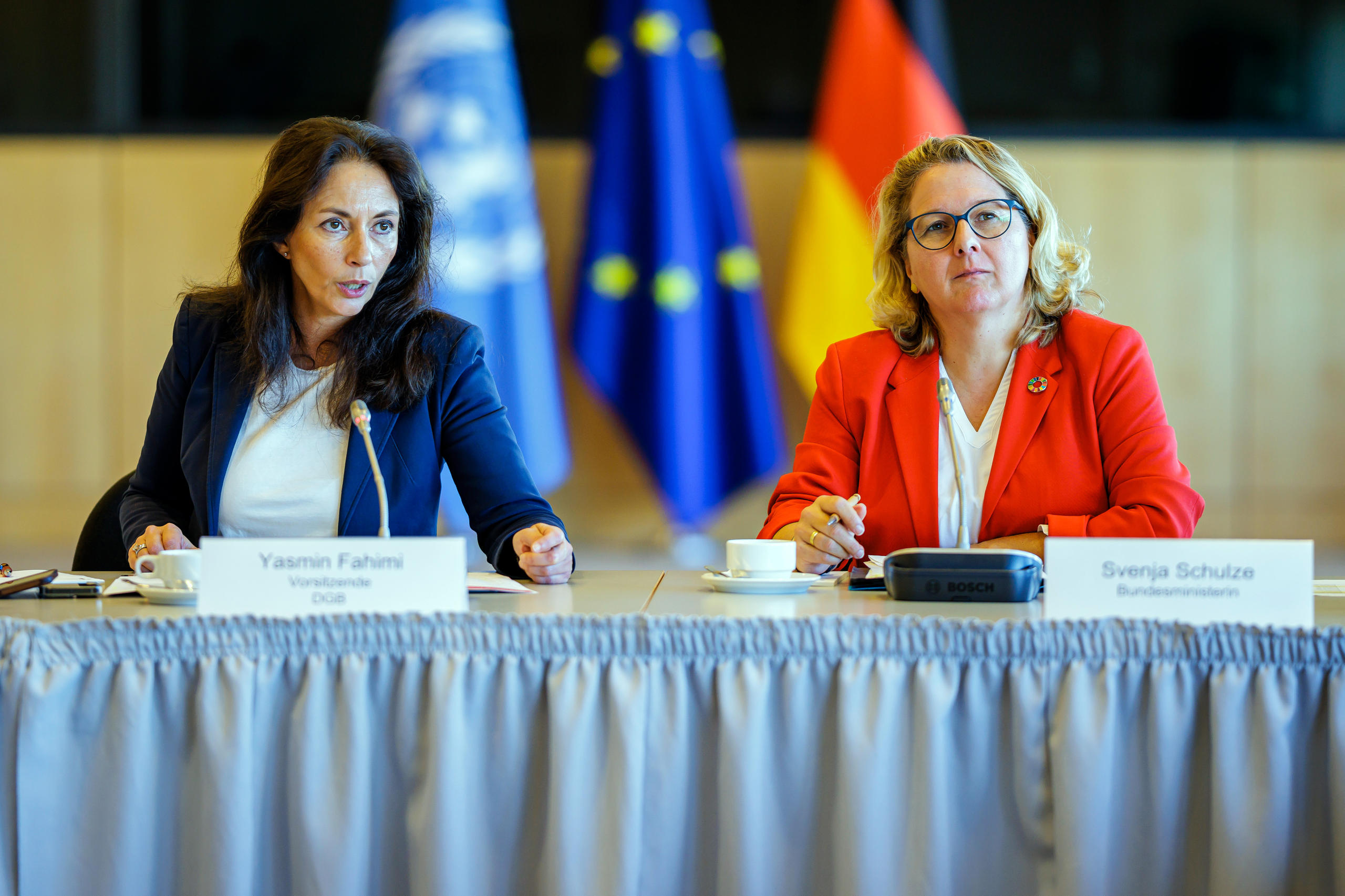 Yasmin Fahimi, Vorsitzende des Deutschen Gewerkschaftsbundes (DGB), und Bundesentwicklungsministerin Svenja Schulze bei einem Treffen von Konzernbetriebsräten in Berlin