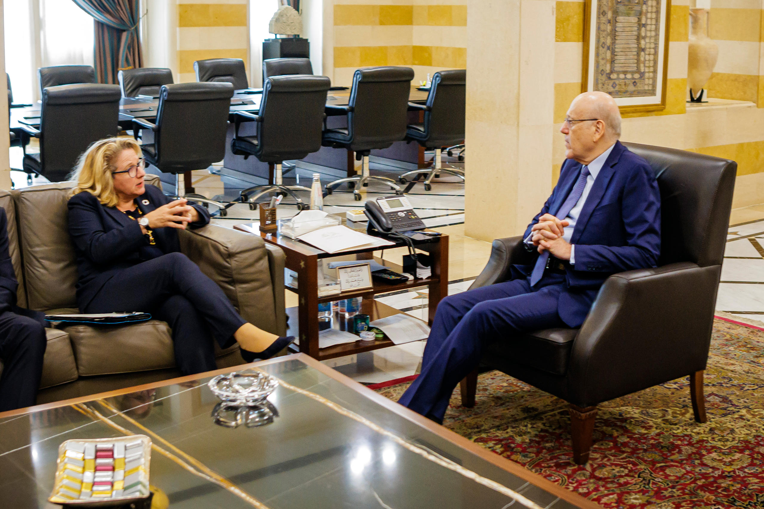 Bundesentwicklungsministerin Svenja Schulze im Gespräch mit dem libanesischen Premierminister Mikati in Beirut 