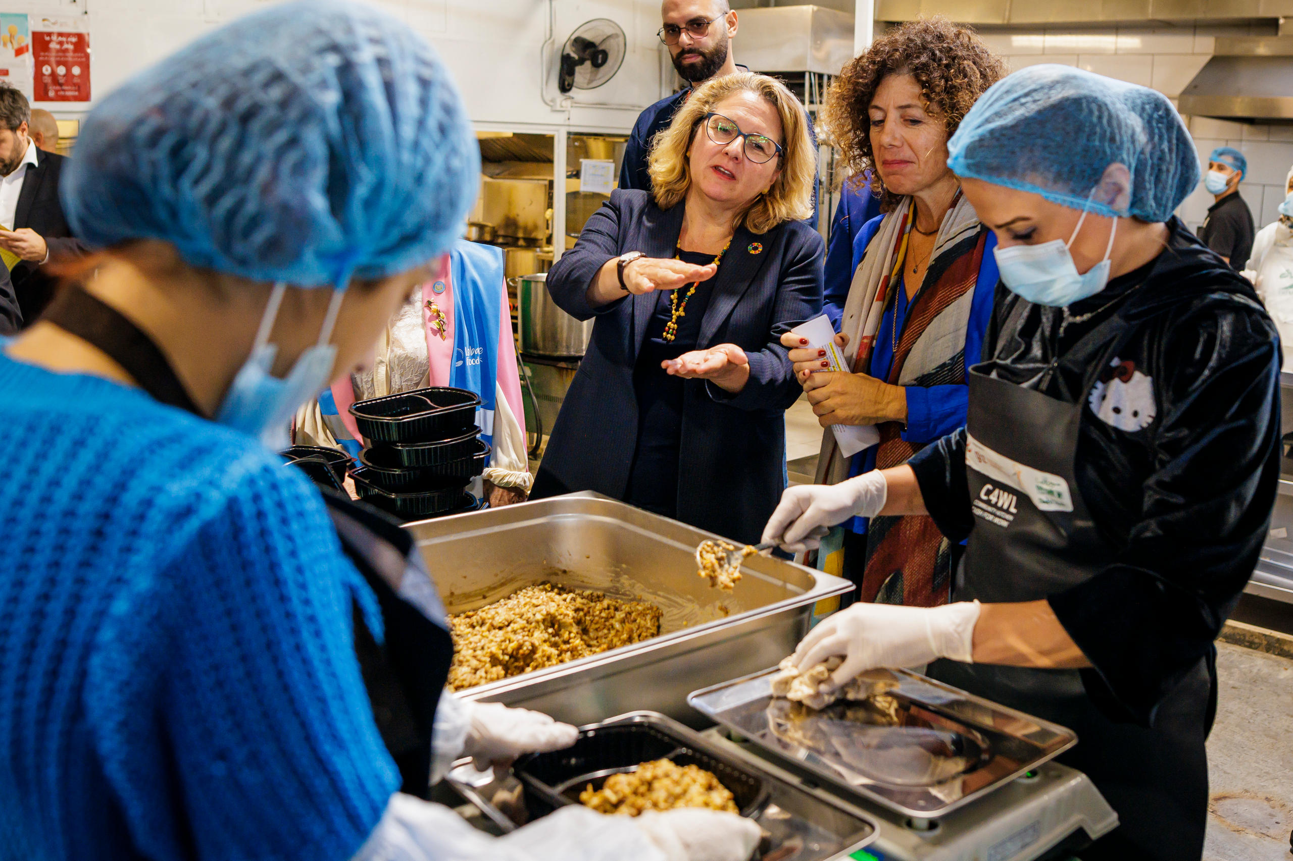 Ministerin Schulze in einer von Deutschland unterstützten Gemeindeküche, die Geflüchtete in Beirut mit Mahlzeiten versorgt