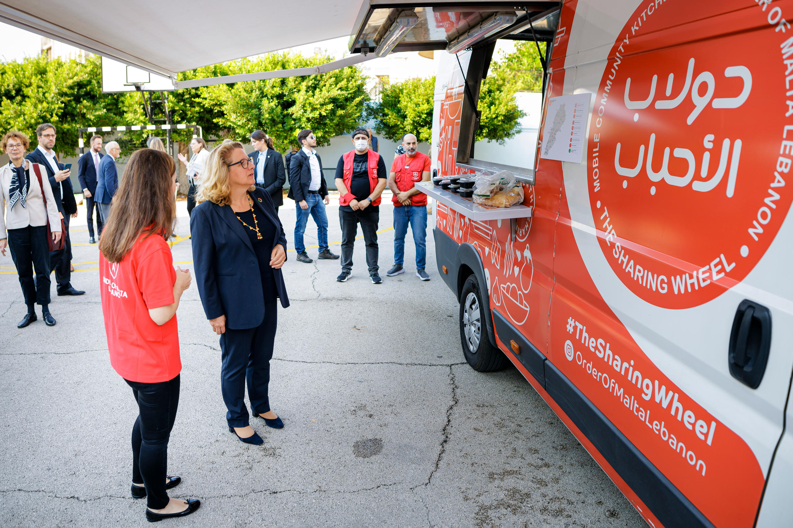 Minister Schulze visits a mobile community kitchen run by the Order of Malta in Beirut, which provides food for internally displaced persons in a public emergency shelter.