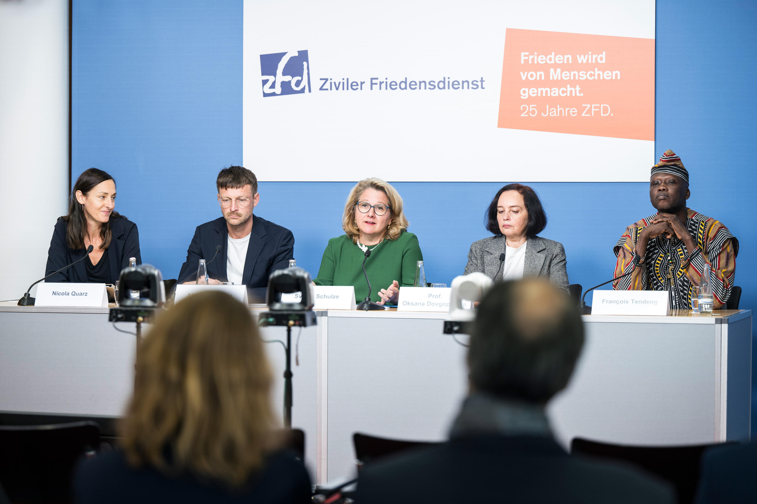 Pressekonferenz zu 25 Jahre Ziviler Friedensdienst am 5. November 2024 in Berlin. Von links: Nicola Quarz vom Zivilen Friedensdienst , Alexander Mauz, Sprecher des Konsortiums Ziviler Friedensdienst, Svenja Schulze, Bundesministerin für wirtschaftliche Zusammenarbeit und Entwicklung, Professorin Olga Dovgopolova, ZFD-Partnerin aus Odessa und François Tendeng, ZFD-Koordinator in Mali