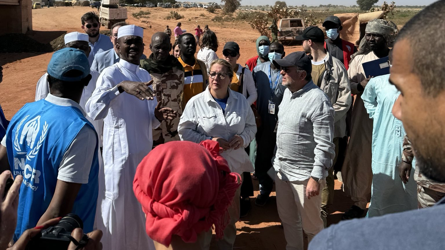 Bundesentwicklungsministerin Svenja Schulze beim Besuch der tschadisch-sudanesischen Grenze im November 2024