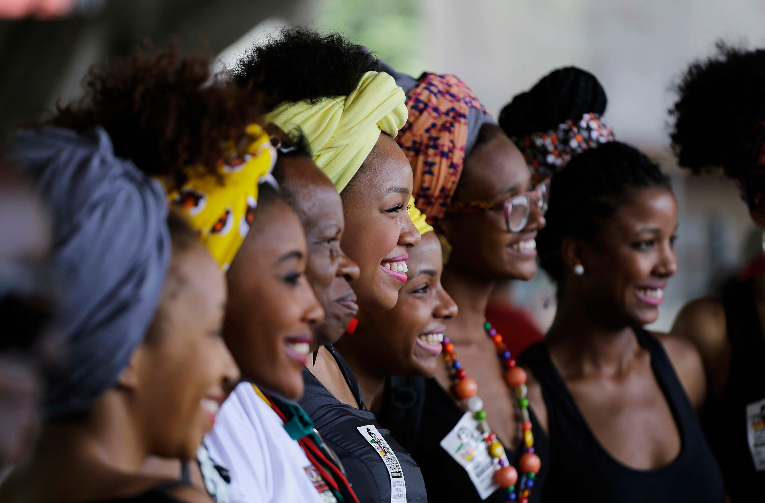 Titelbild des 17. Entwicklungspolitischen Berichts: Eine Frauengruppe am internationalen Tag der afro-lateinamerikanischen und afro-karibischen Frauen 2017 in São Paulo, Brasilien