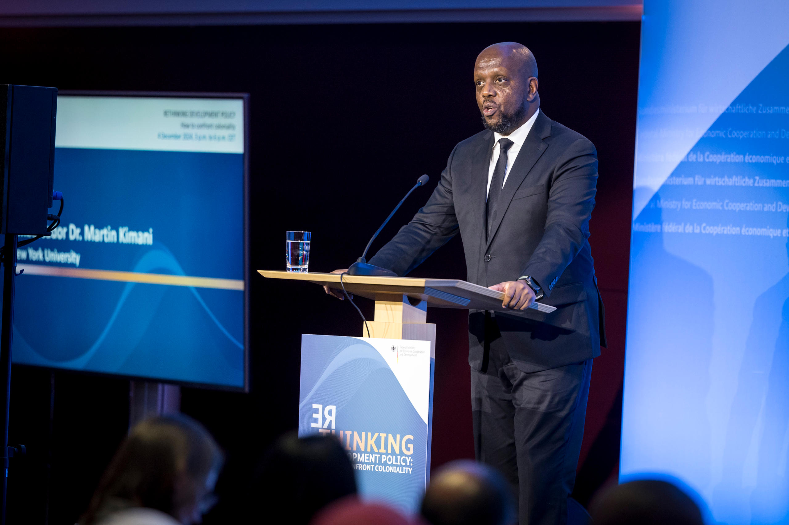 Keynote von Botschafter Dr. Martin Kimani, Leiter des Zentrums für internationale Zusammenarbeit, New York University und vormals Ständiger Vertreter Kenias bei den Vereinten Nationen: „Koloniale Denkstrukturen in der internationalen Zusammenarbeit und der Weg nach vorne“