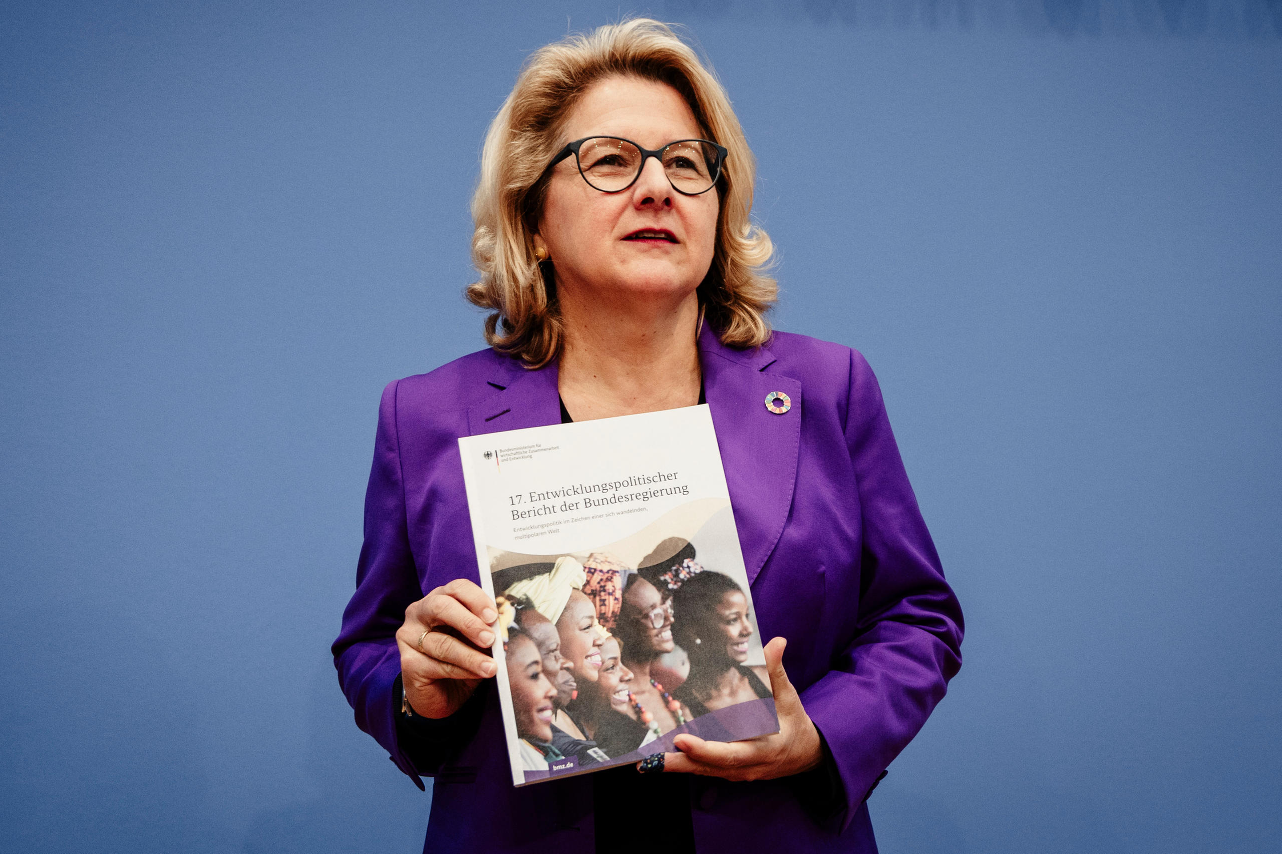 Bundesentwicklungsministerin Svenja Schulze stellt in der Bundespressekonferenz den 17. Entwicklungspolitischen Bericht vor.