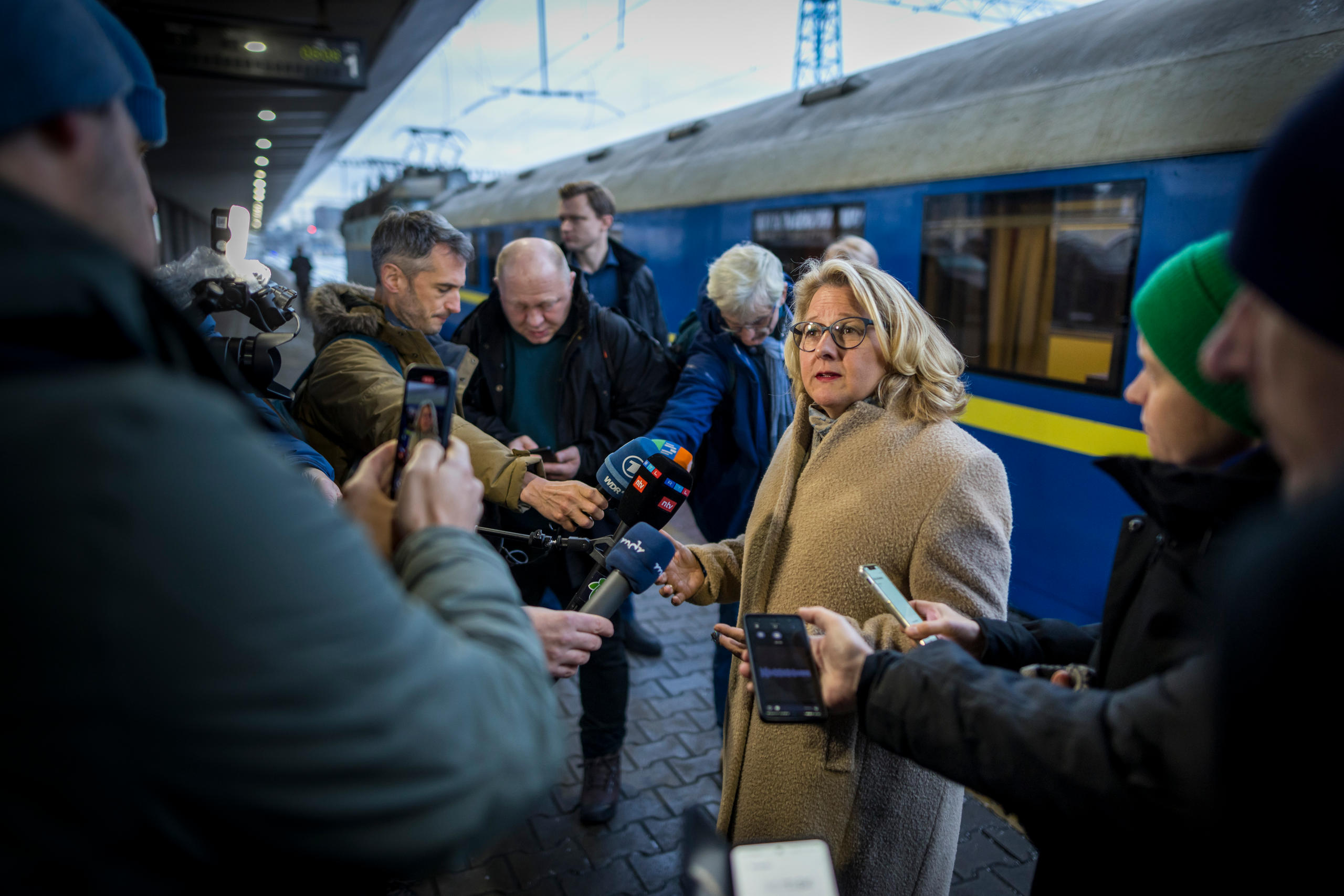 Bundesentwicklungsministerin Svenja Schulze im Gespräch mit Journalistinnen und Journalisten bei ihrer Ankunft in der Ukraine