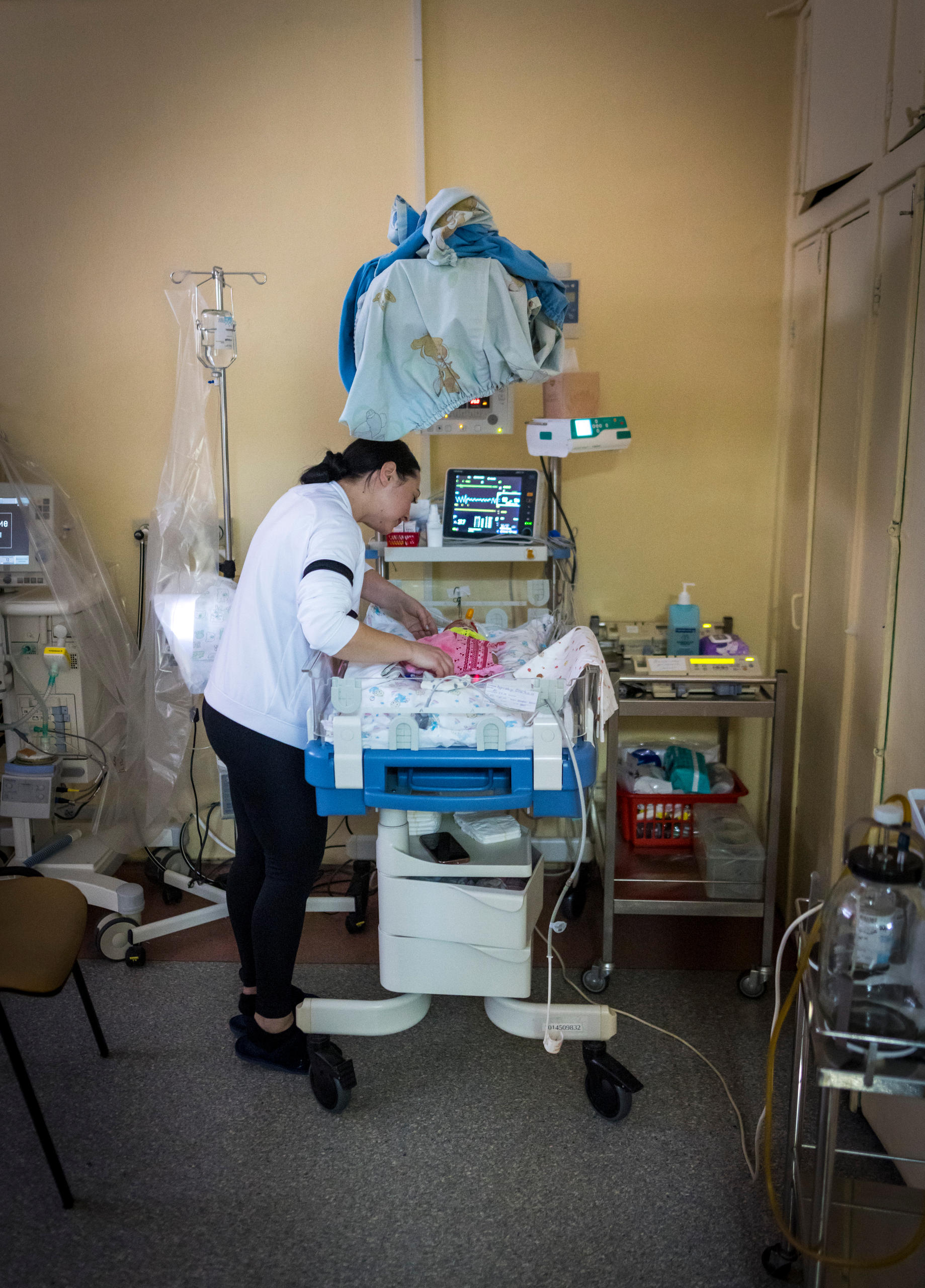 Ein Säugling im Kinderkrankenhaus in Kyjiw