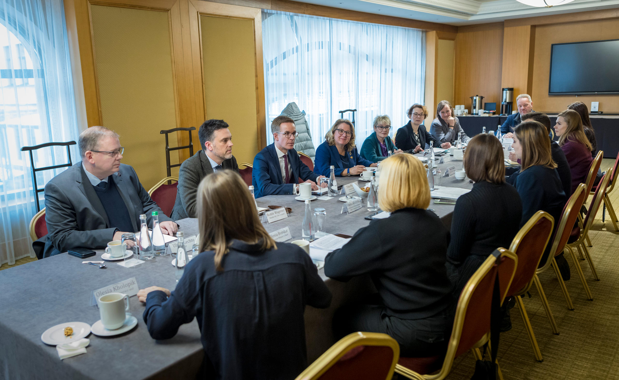 Bundesentwicklungsministerin Svenja Schulze beim Treffen mit Vertreterinnen und Vertretern der ukrainischen Zivilgesellschaft