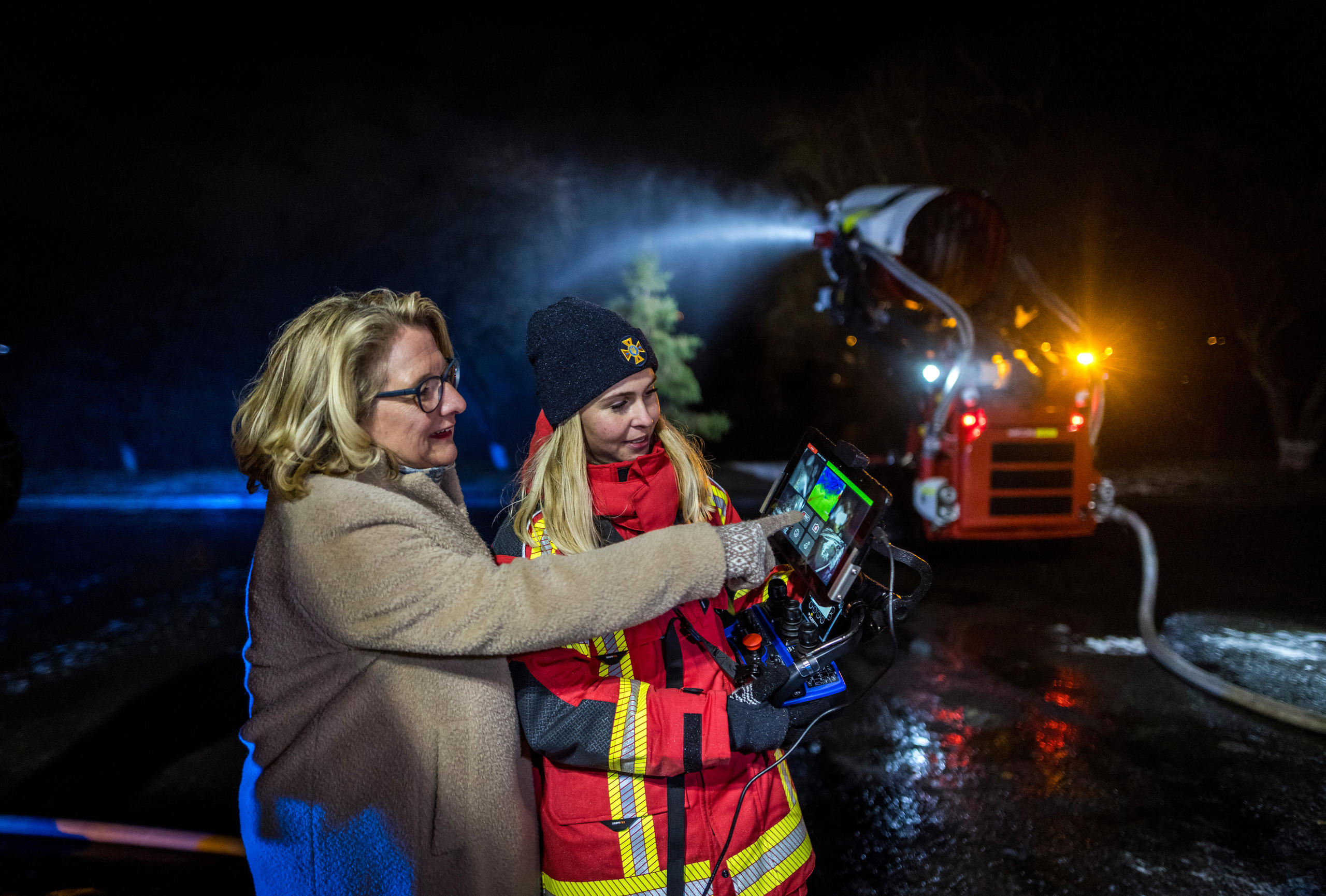 Bundesministerin Svenja Schulze beim Besuch einer Feuerwache, die Lösch-Roboter einsetzt. Das BMZ finanziert die Ausstattung und Ausbildung der Roboterpilotinnen und -piloten.