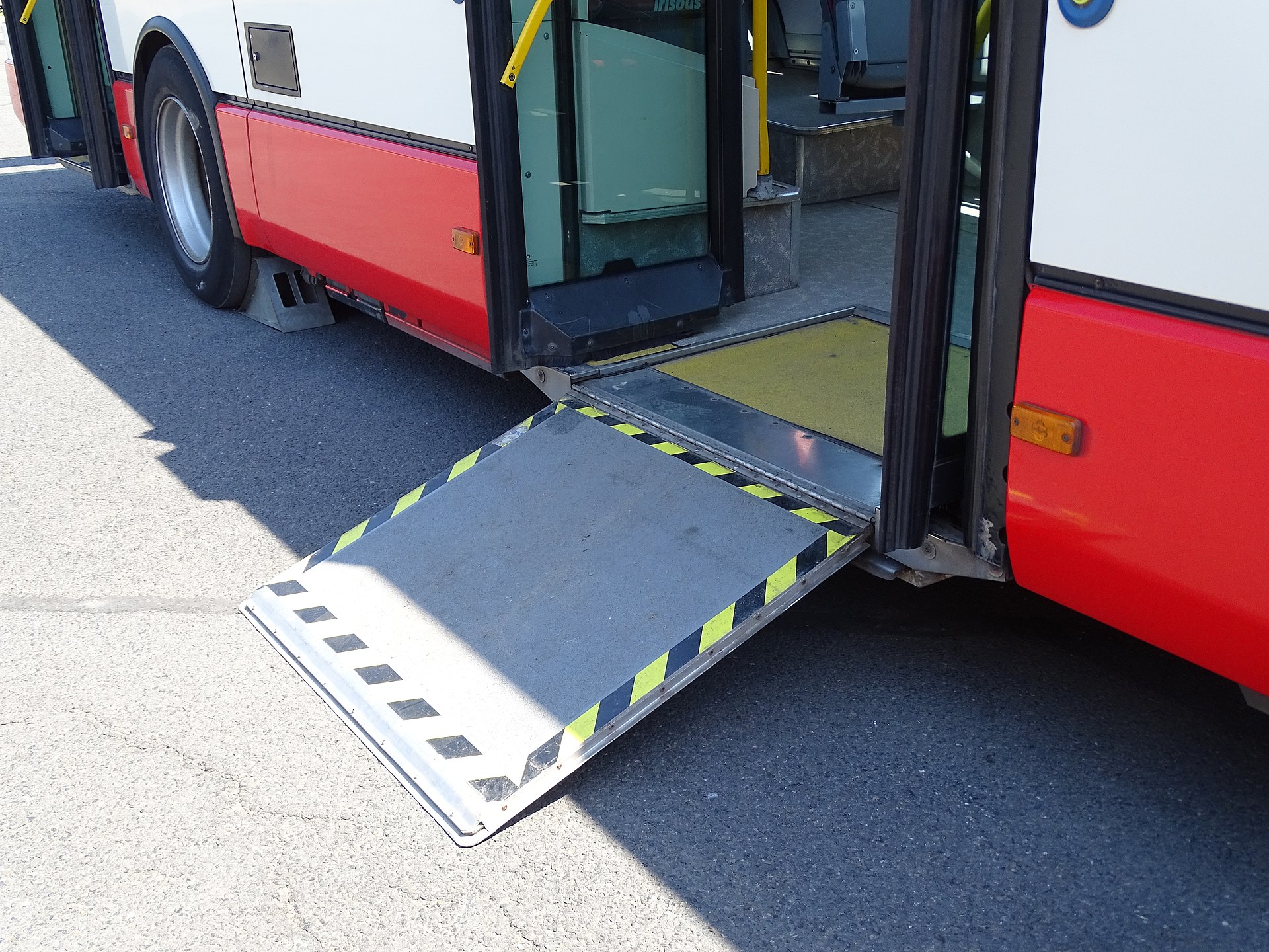 Symbol-Bild: Eine Rampe für Rollstuhl-Fahrer an einem Bus