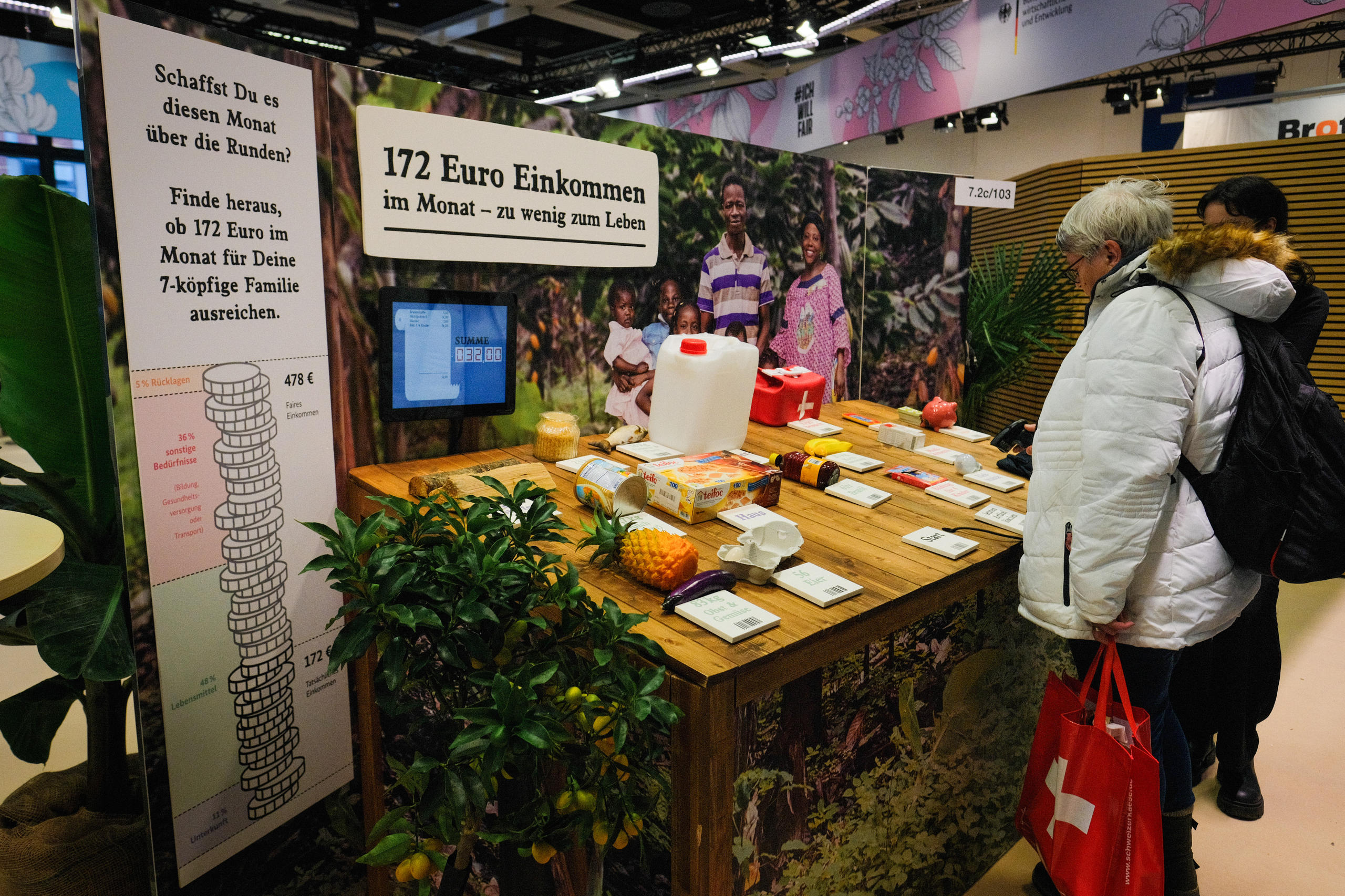 Besucherinnen am BMZ-Stand