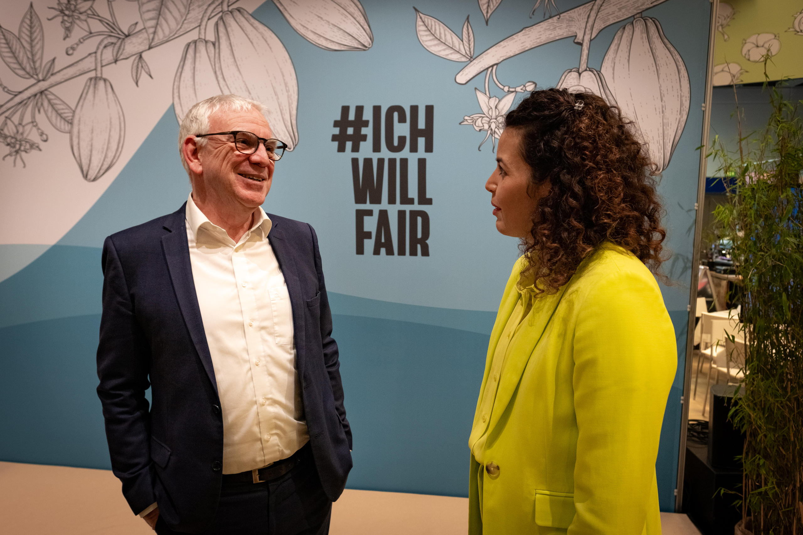 Entwicklungs-Staatssekretär Jochen Flasbarth am Stand des BMZ im Gespräch mit der Moderatorin Katie Gallus