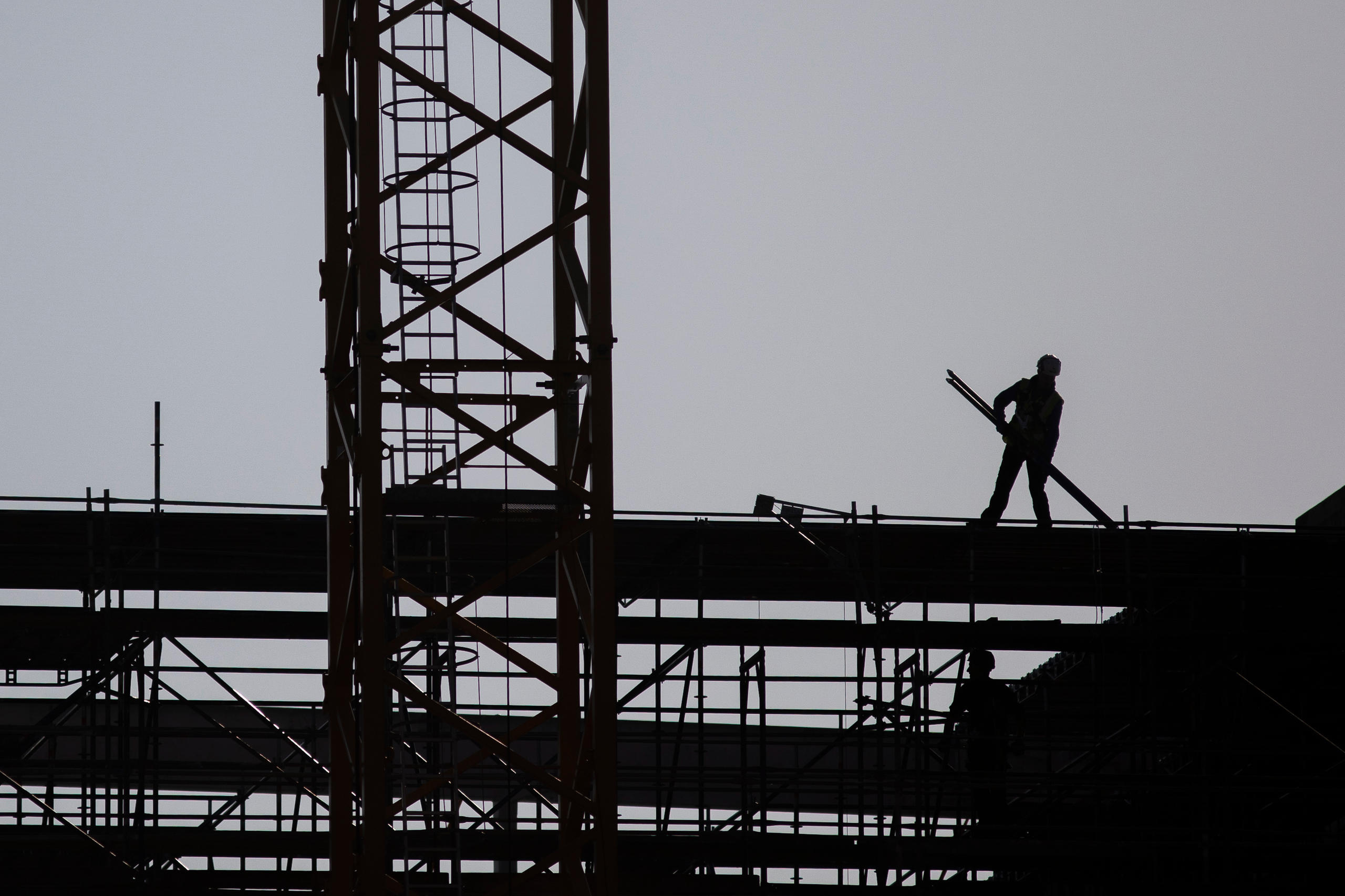 Symbolbild: Wiederaufbau | Silhouette eines Arbeiters auf einer Baustelle