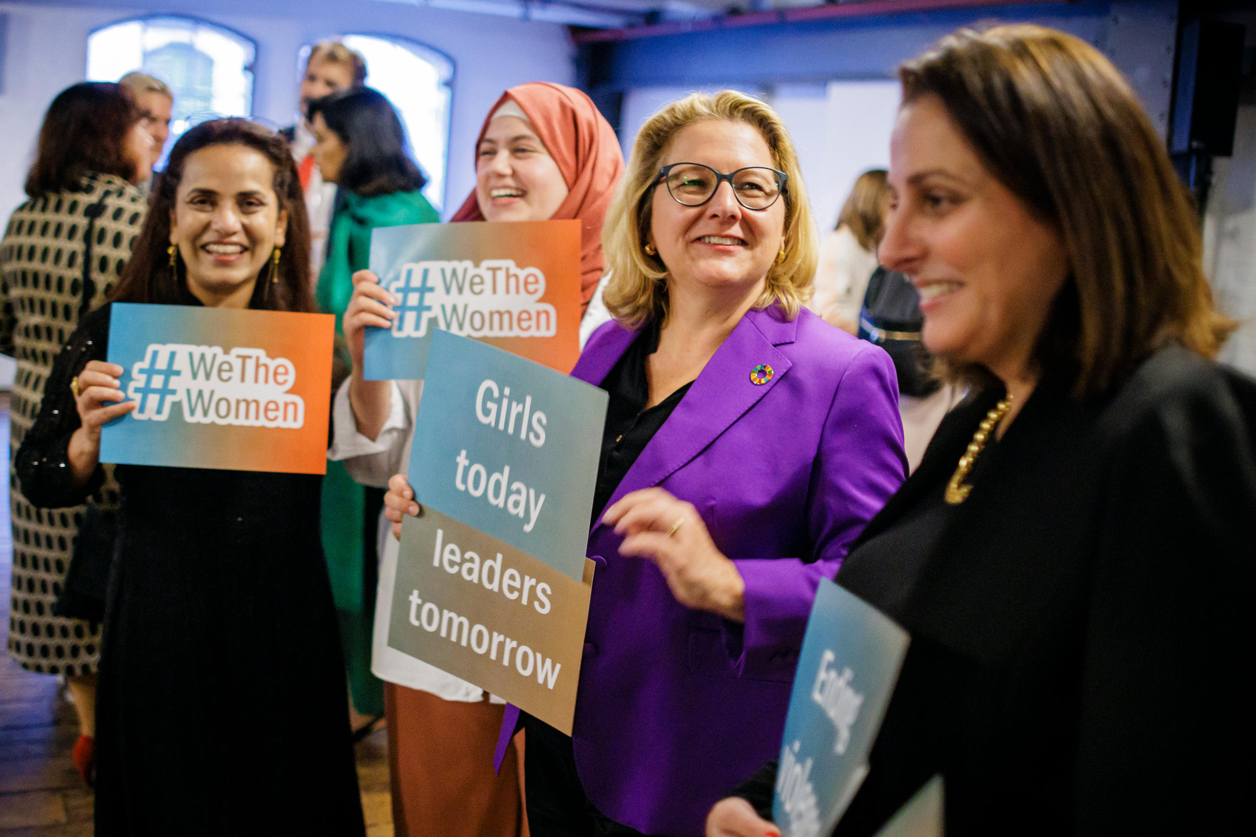 Anila Noor (New Women Connectors), Areej Alsayed (BMZ-Jugendbeirat) und Ministerin Svenja Schulze während der Hamburg Sustainability Conference im Oktober 2024